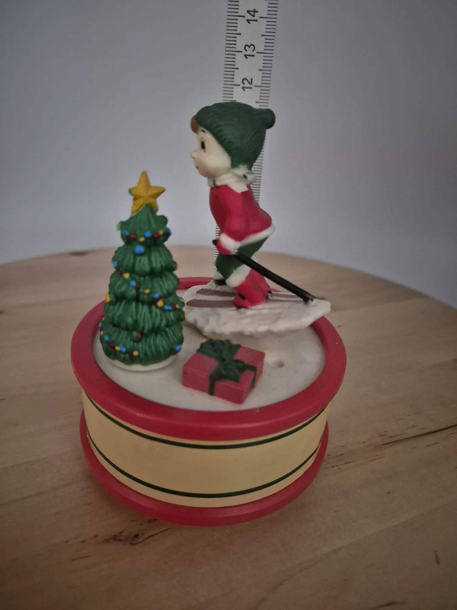 Spieluhr „Kind auf Ski mit Weihnachtsbaum“