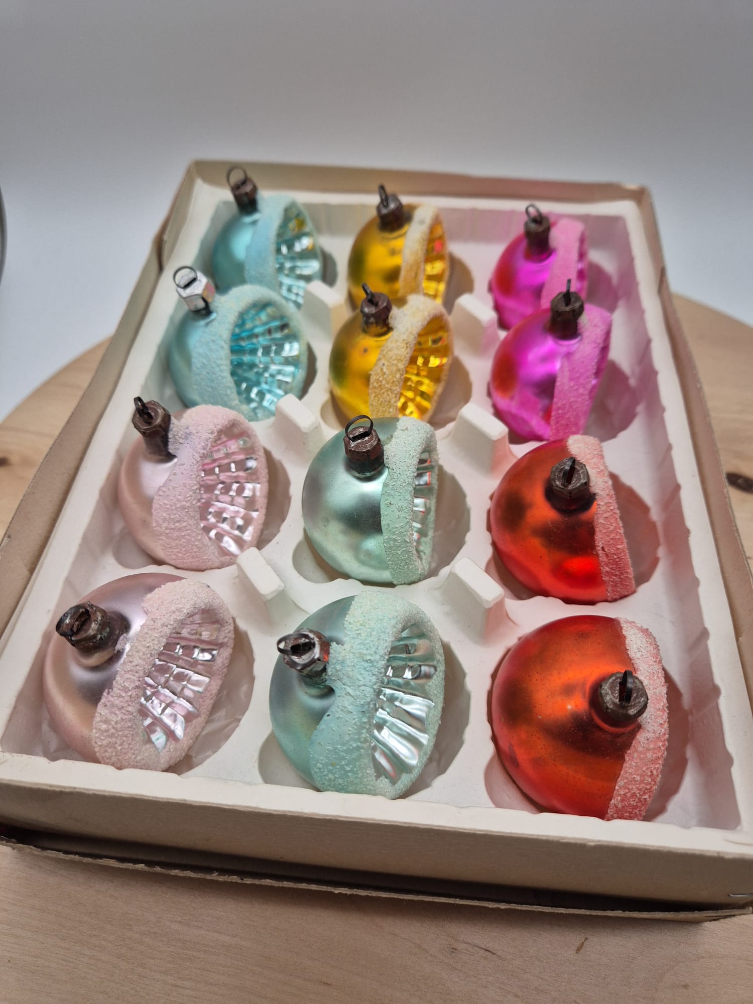 Alte Glaskugeln – bunte Reflexkugeln mit Frostdekor