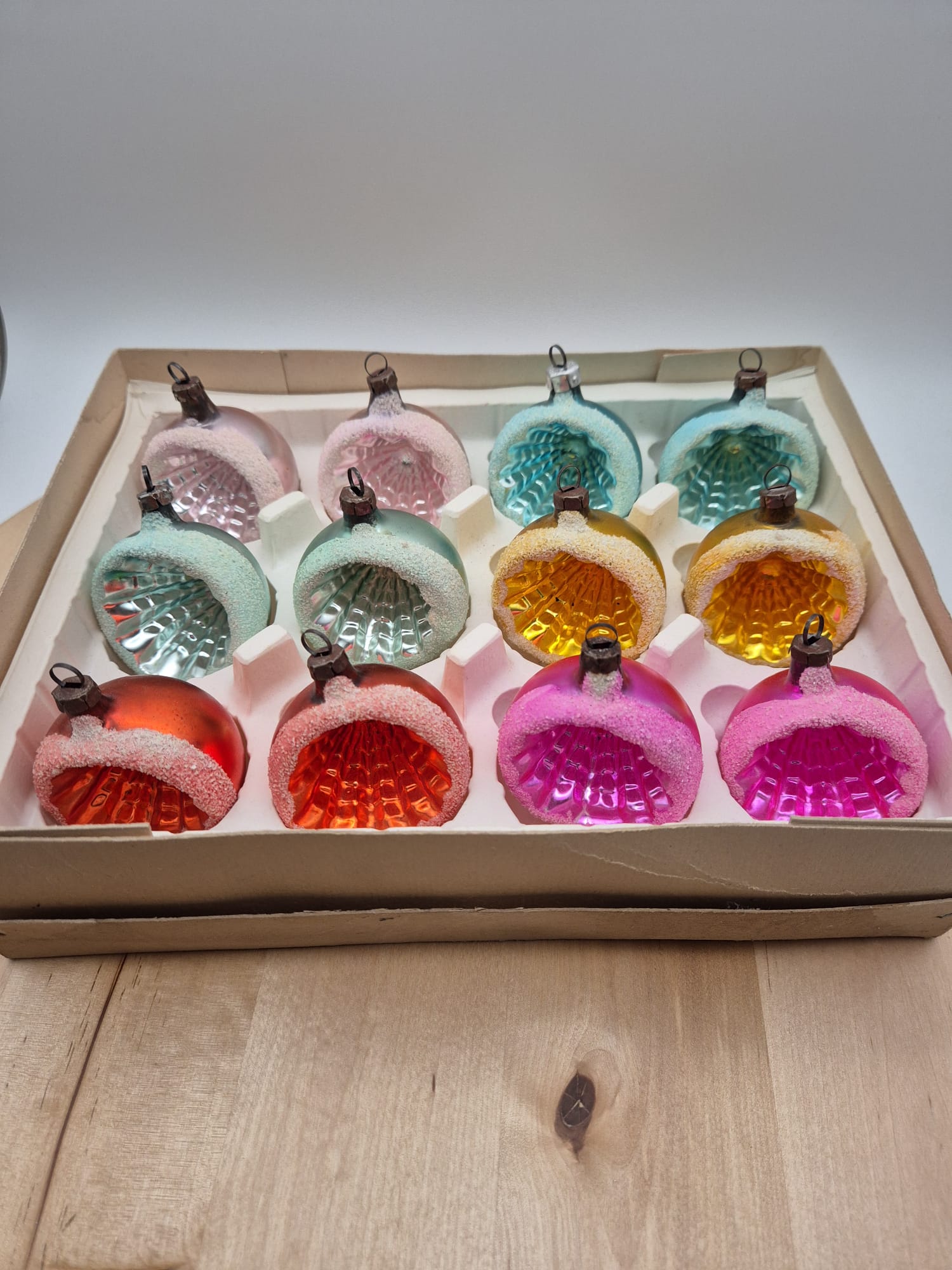 Alte Glaskugeln – bunte Reflexkugeln mit Frostdekor