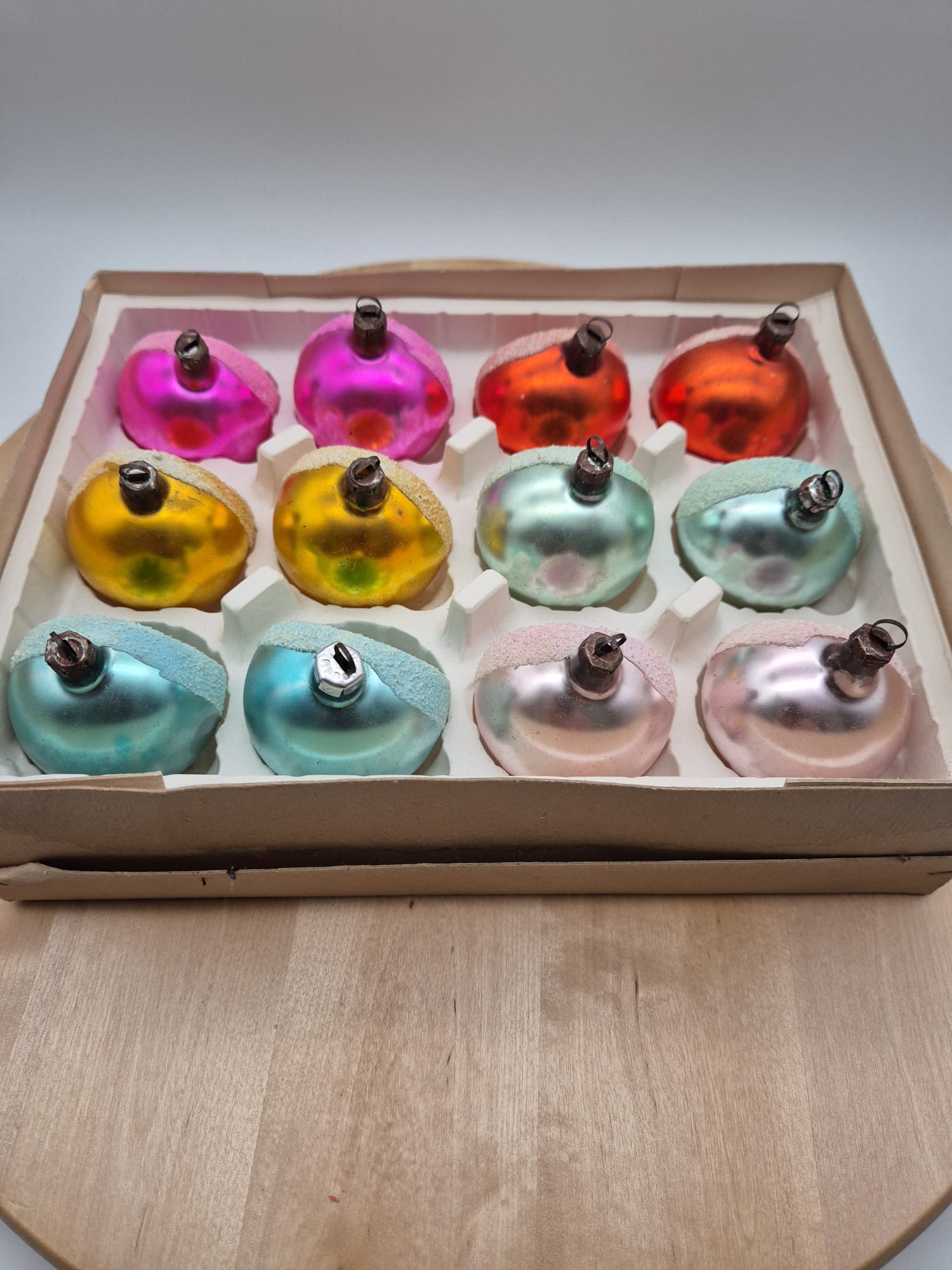 Alte Glaskugeln – bunte Reflexkugeln mit Frostdekor