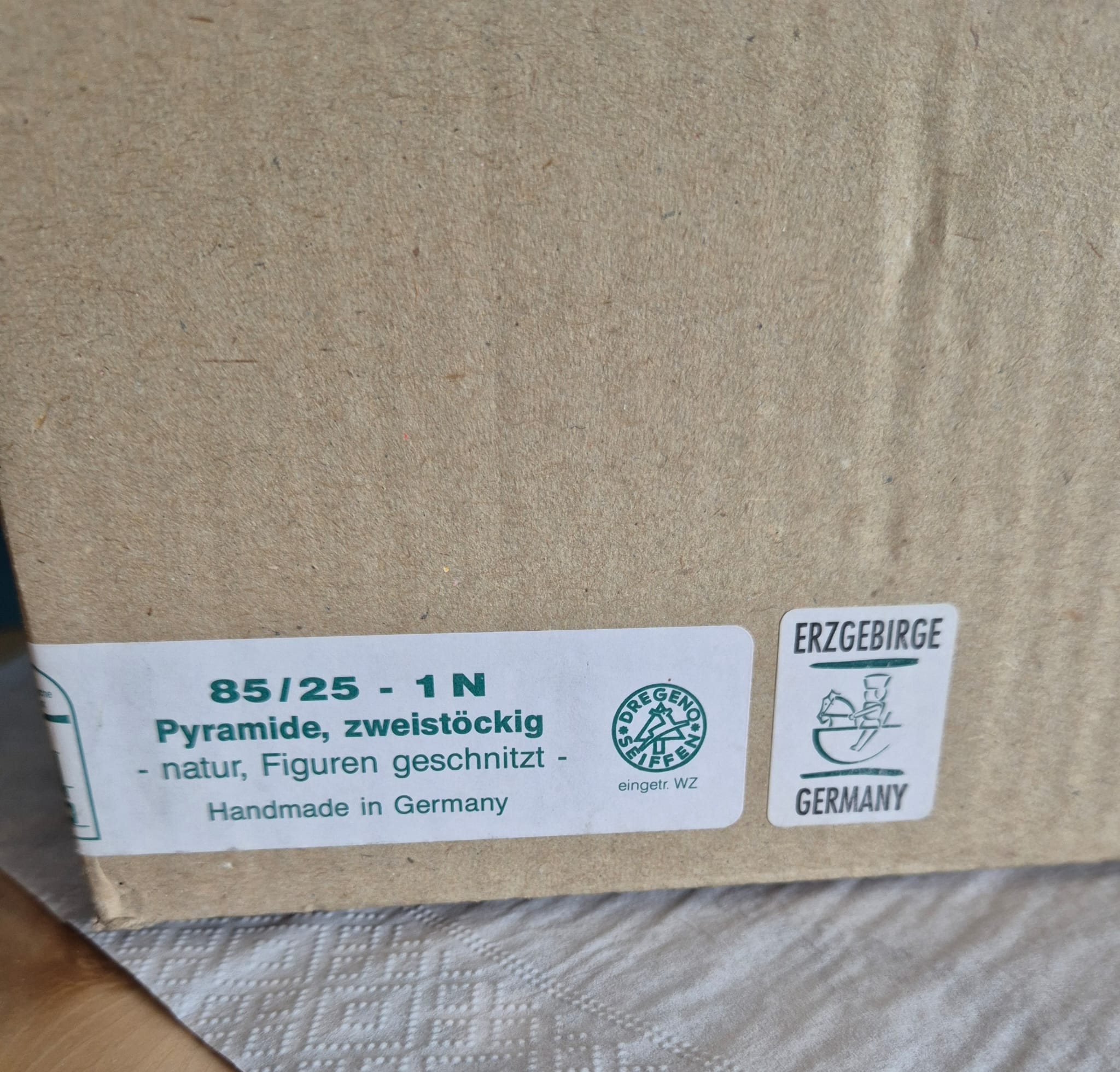 Erzgebirgische Weihnachts-Pyramide, zweistöckig – Dregeno Seiffen (Manfred Will)