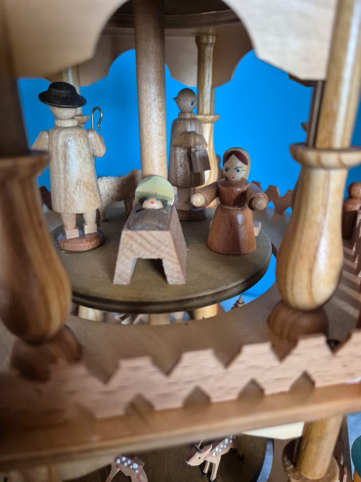 Erzgebirgische Weihnachtspyramide dreistöckig – Dregeno Seiffen