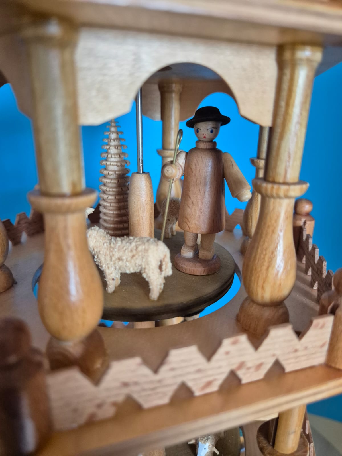 Erzgebirgische Weihnachtspyramide dreistöckig – Dregeno Seiffen