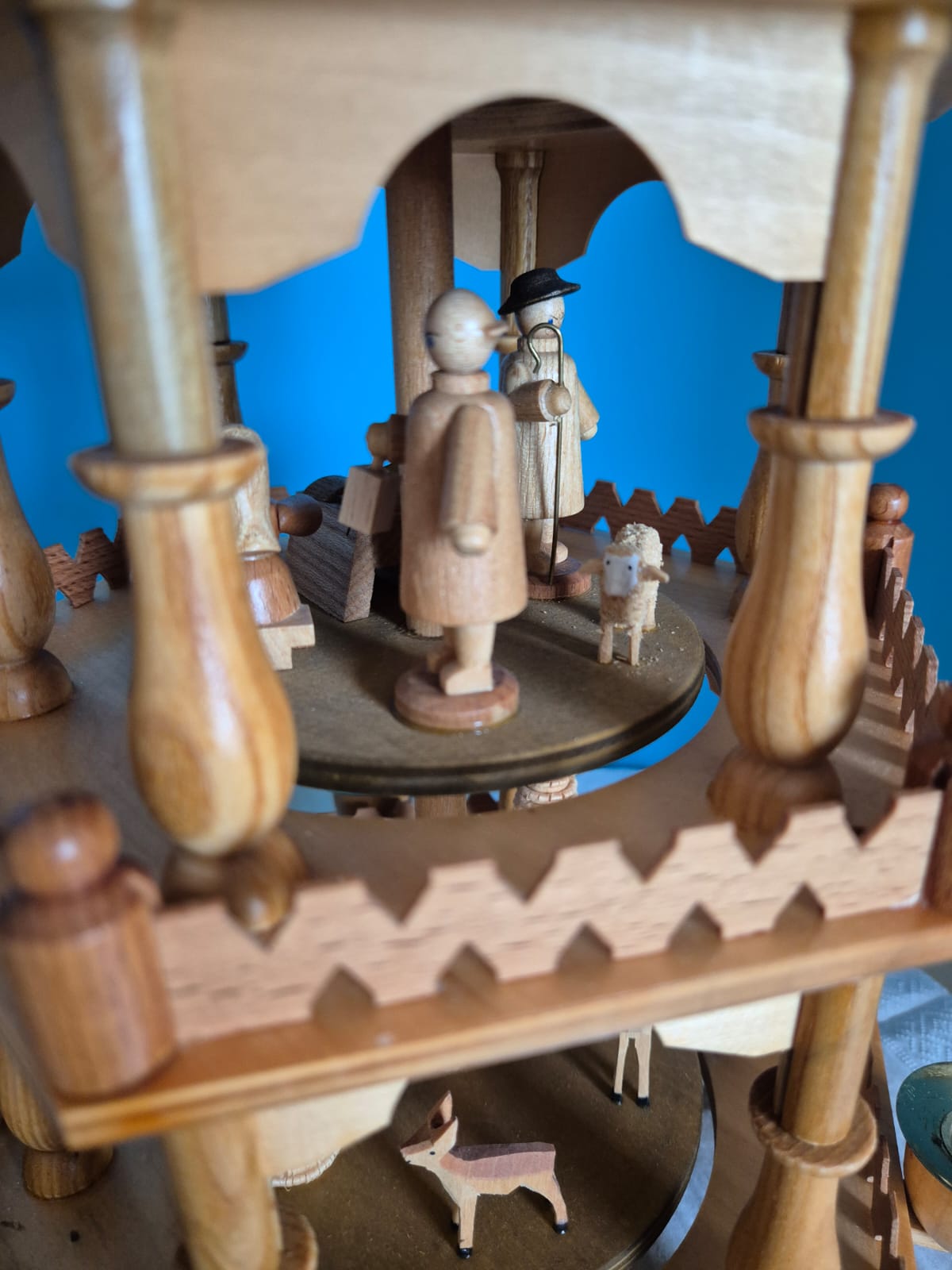 Erzgebirgische Weihnachtspyramide dreistöckig – Dregeno Seiffen