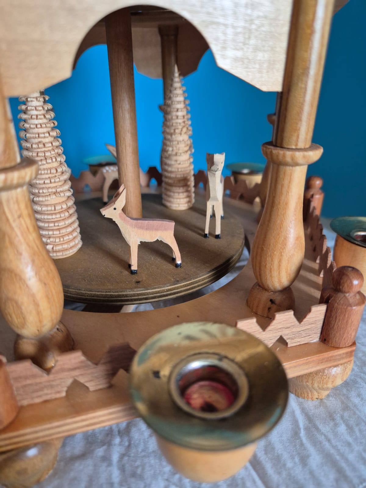 Erzgebirgische Weihnachtspyramide dreistöckig – Dregeno Seiffen