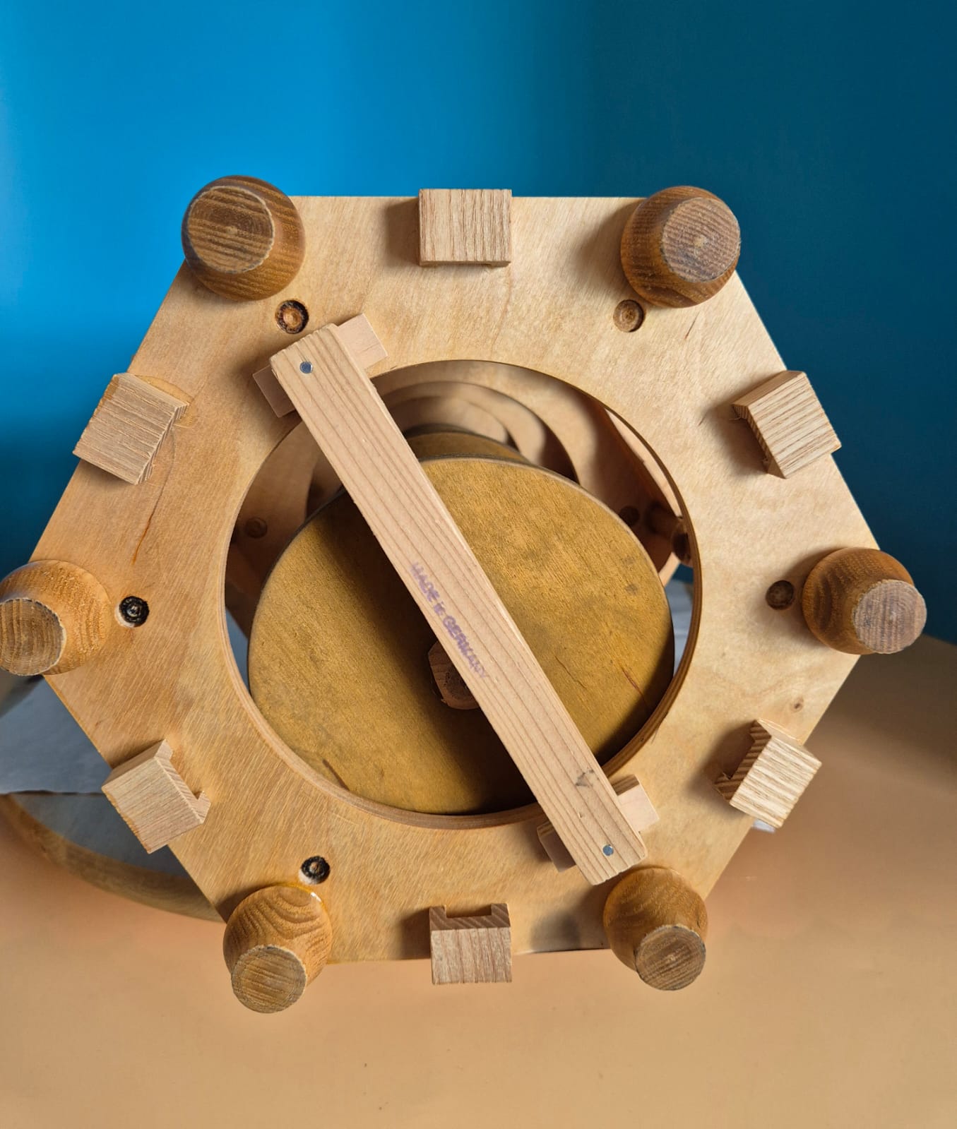 Erzgebirgische Weihnachtspyramide dreistöckig – Dregeno Seiffen