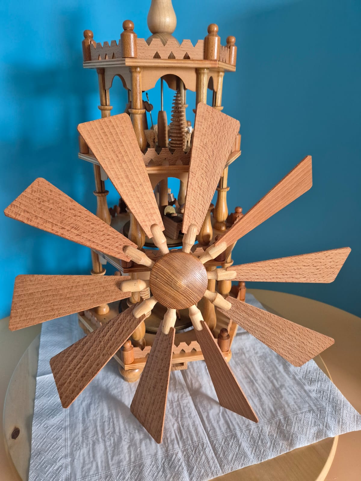 Erzgebirgische Weihnachtspyramide dreistöckig – Dregeno Seiffen