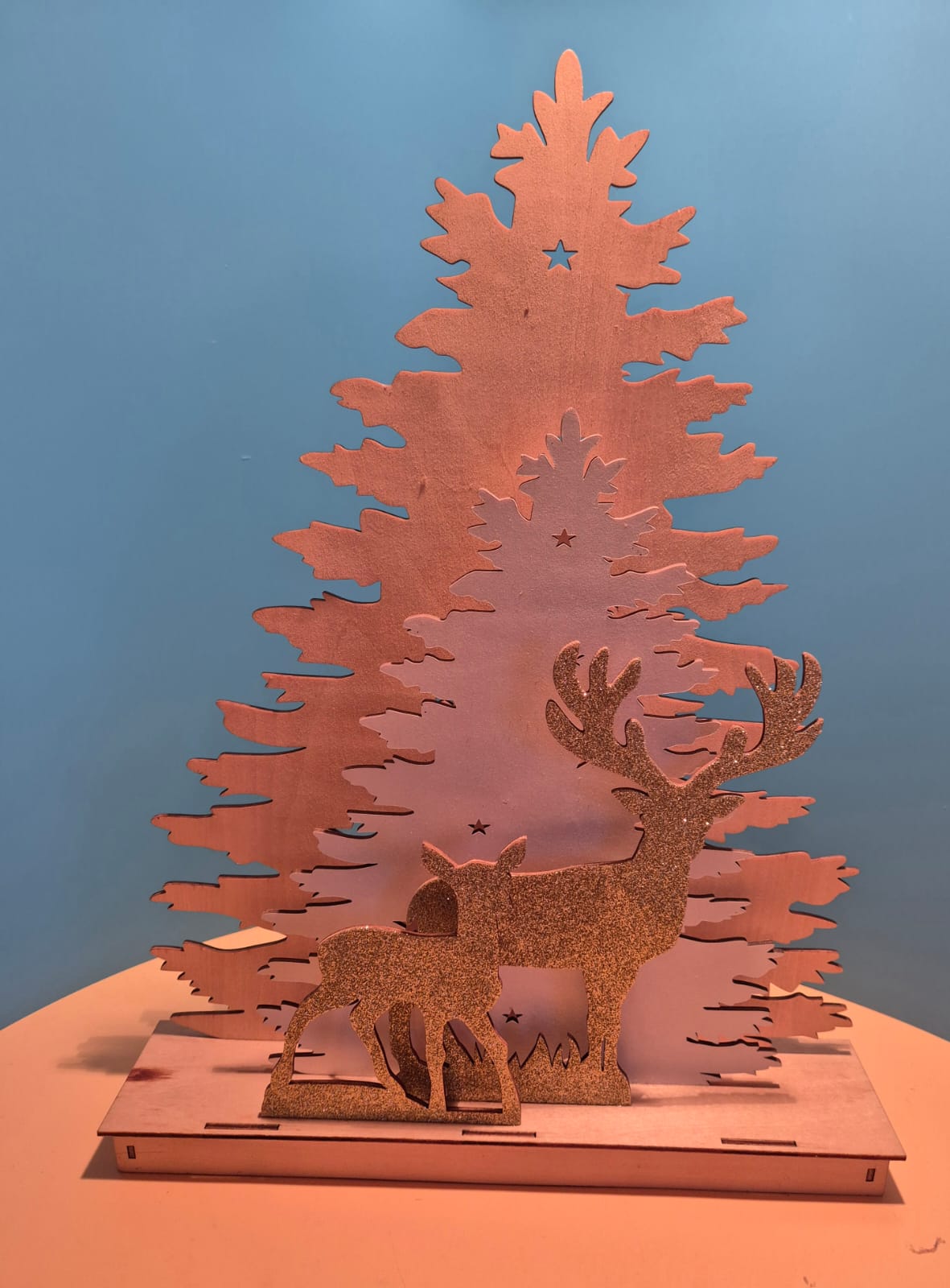 Holz-Dekoleuchte mit Hirschmotiv – LED beleuchtet