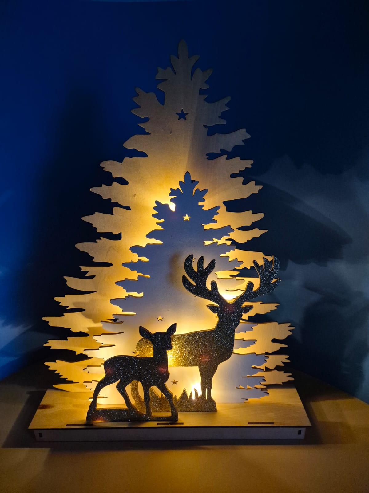 Holz-Dekoleuchte mit Hirschmotiv – LED beleuchtet