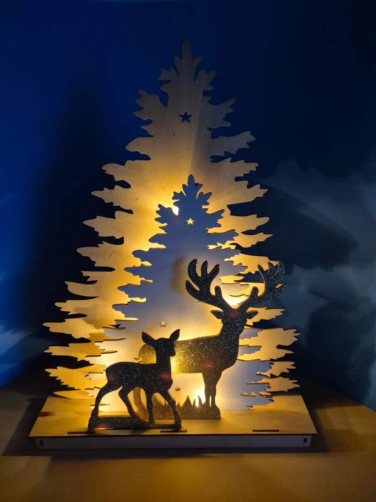 Holz-Dekoleuchte mit Hirschmotiv – LED beleuchtet