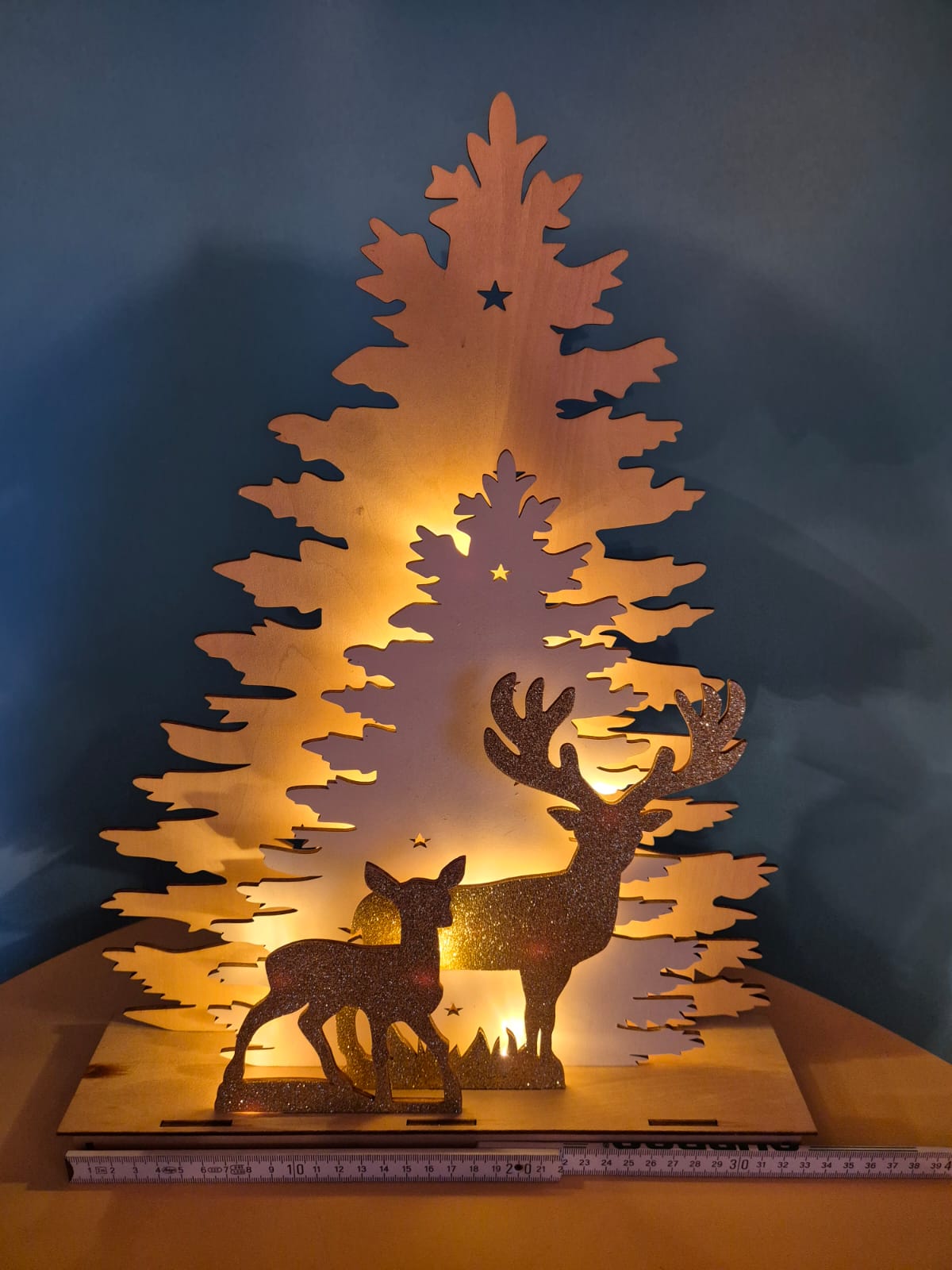 Holz-Dekoleuchte mit Hirschmotiv – LED beleuchtet