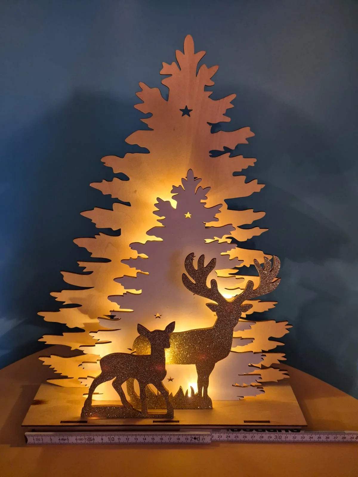 Holz-Dekoleuchte mit Hirschmotiv – LED beleuchtet
