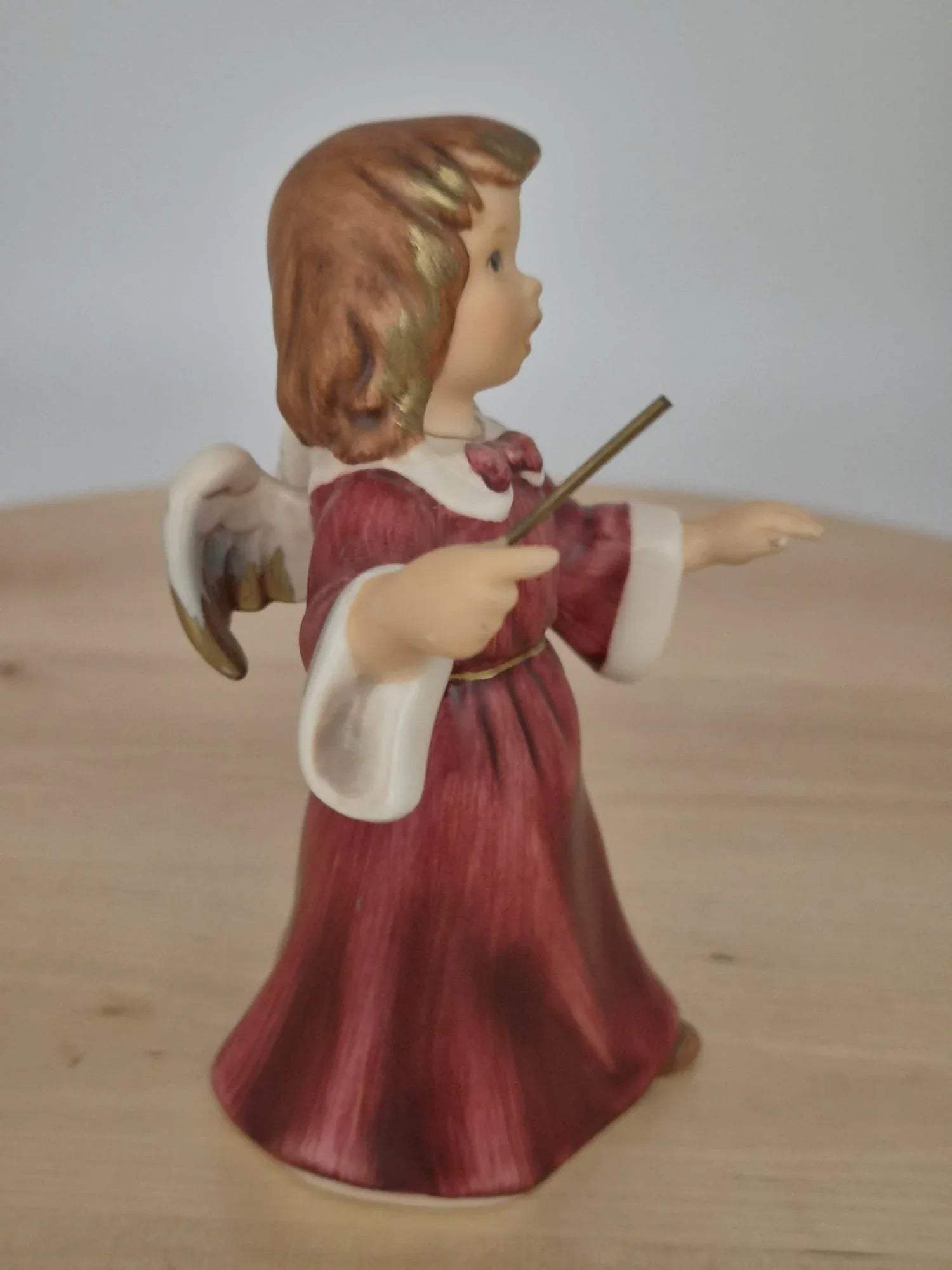 Goebel Porzellanfigur – Engel Dirigent mit Taktstock