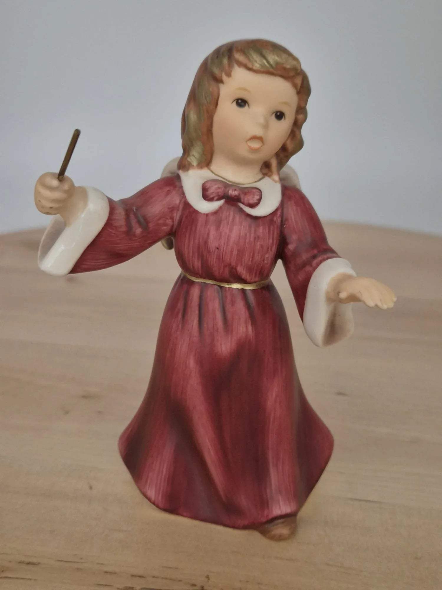 Goebel Porzellanfigur – Engel Dirigent mit Taktstock