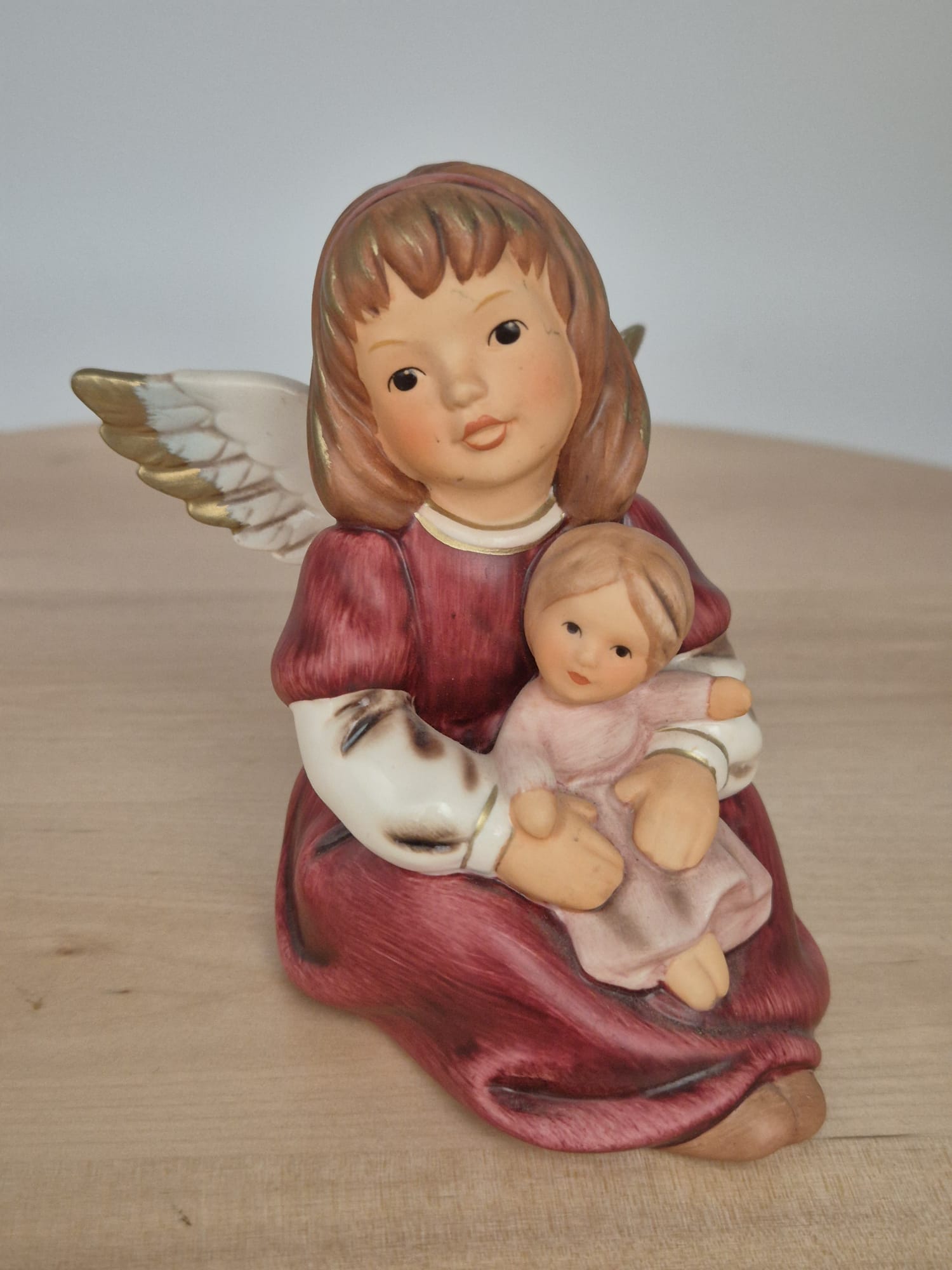 Goebel Porzellanfigur – Engel mit Kind