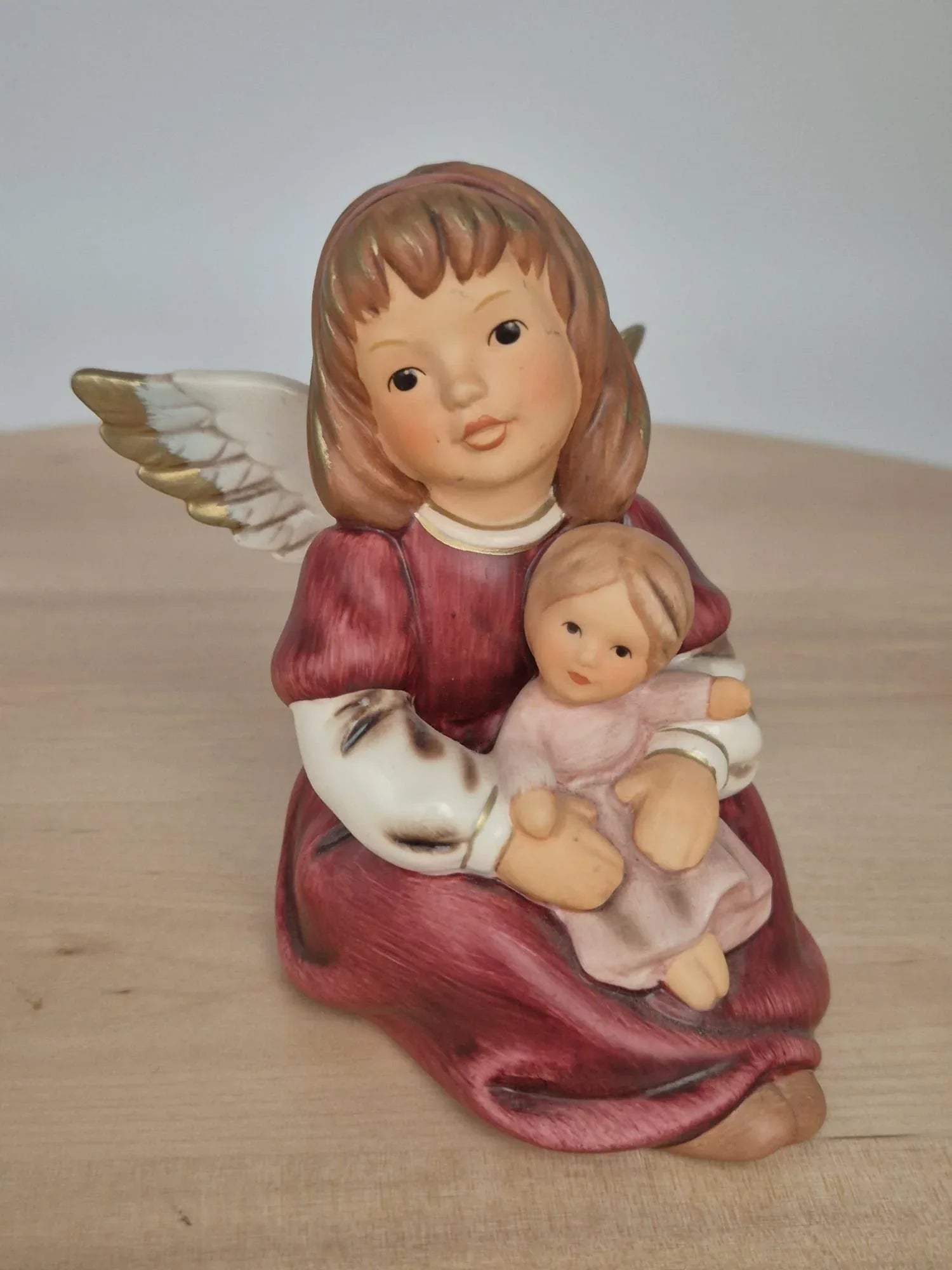 Goebel Porzellanfigur – Engel mit Kind