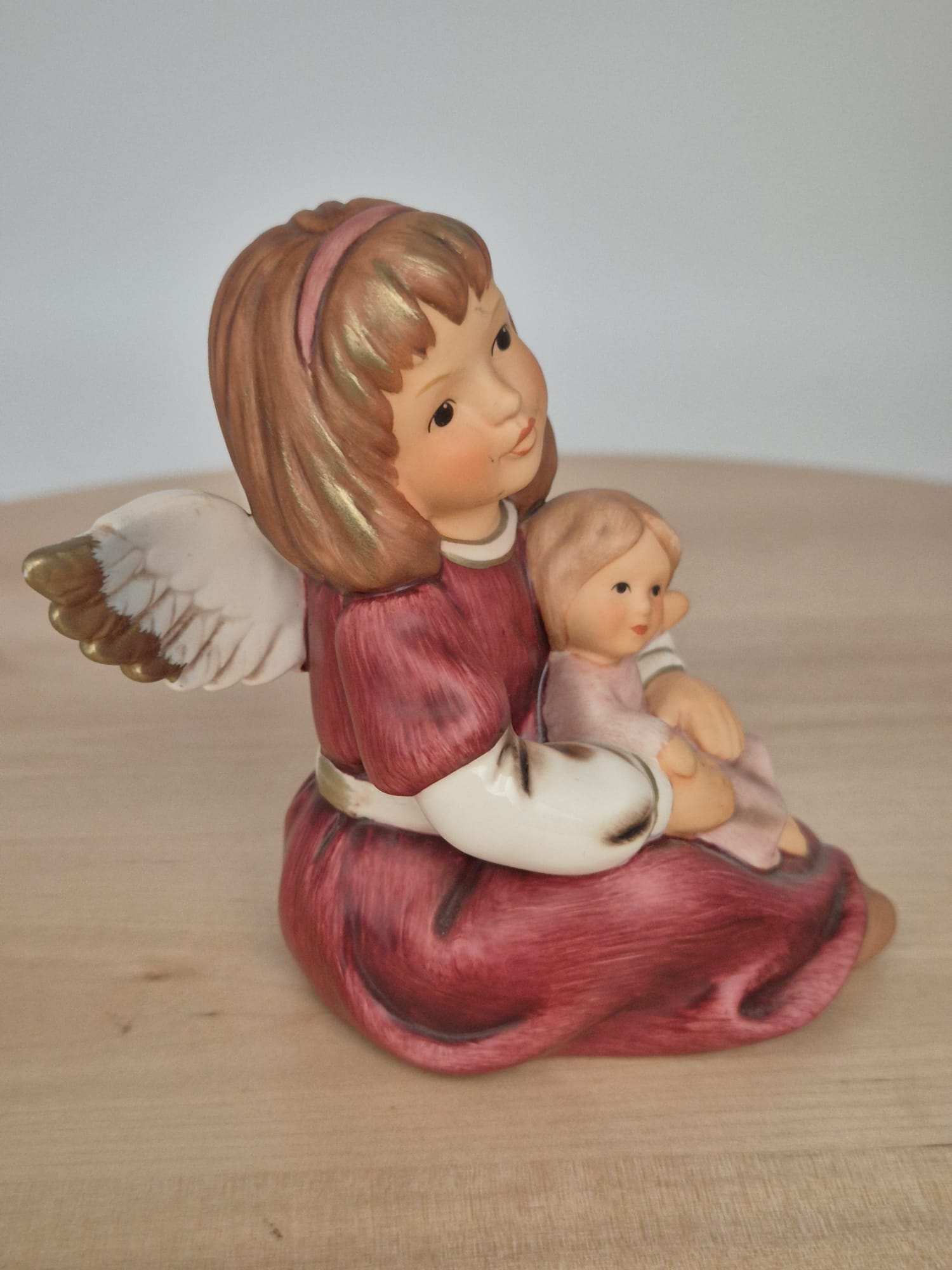 Goebel Porzellanfigur – Engel mit Kind