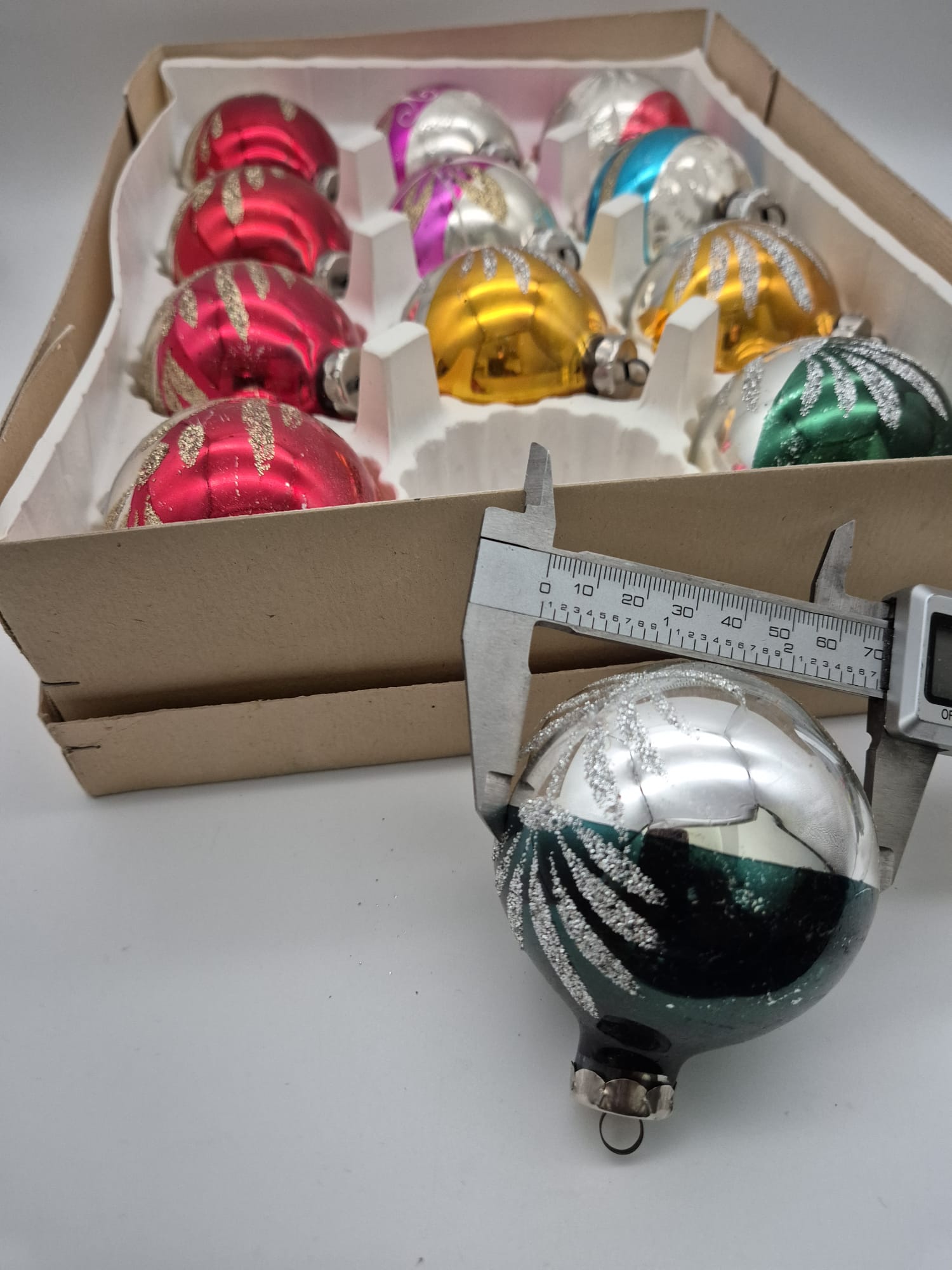 DDR Weihnachtskugeln mit Glitzerblättern aus Glas