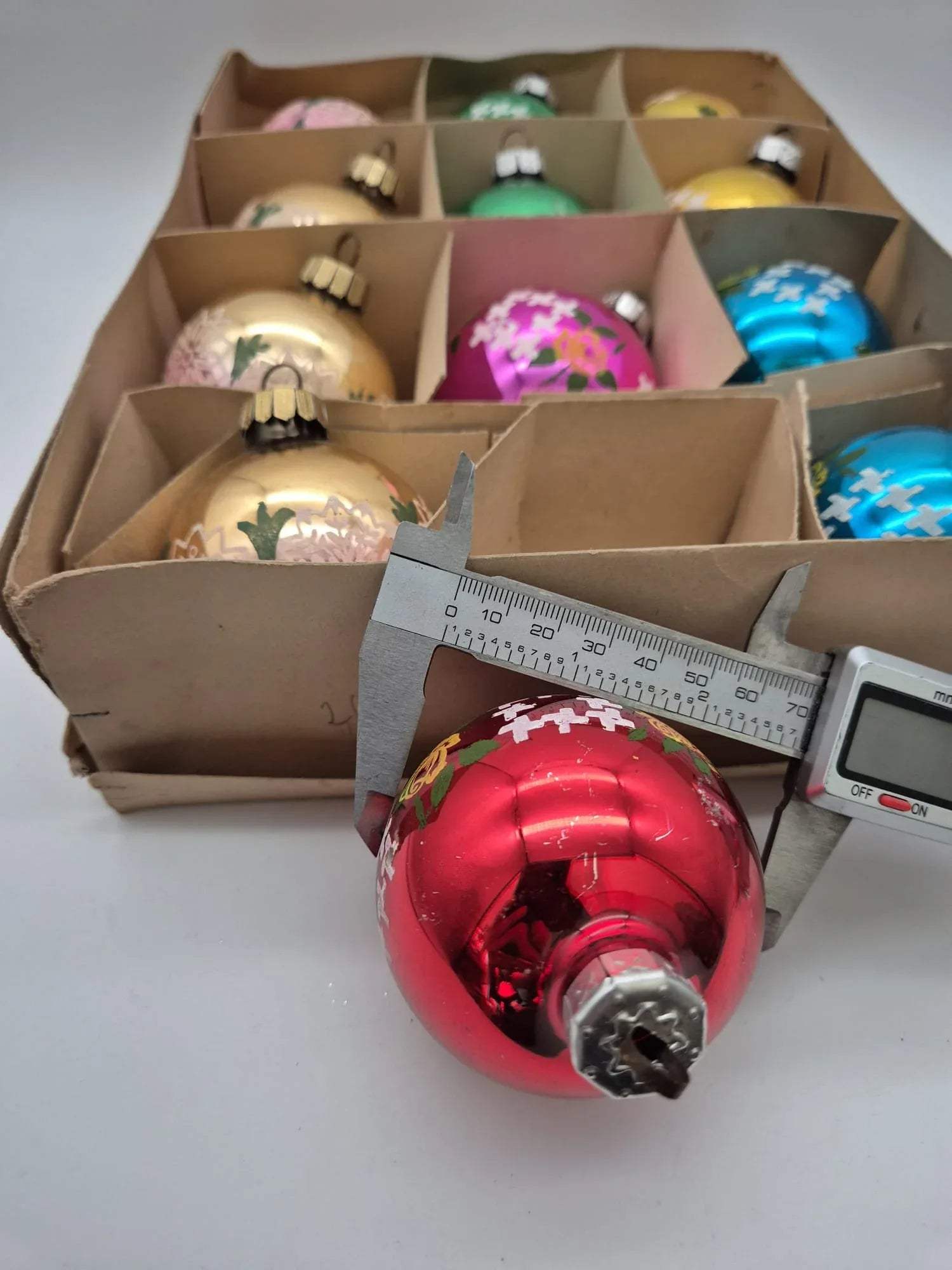 Alte Glaskugeln mit Blumenmotiv – bunte Weihnachtskugeln