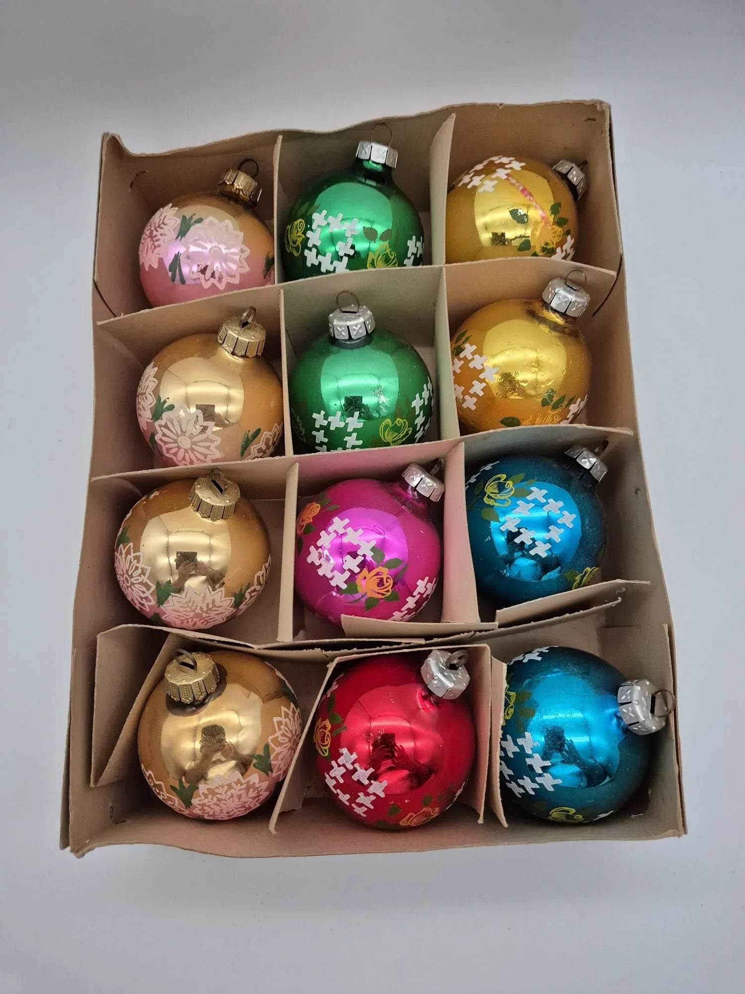 Alte Glaskugeln mit Blumenmotiv – bunte Weihnachtskugeln