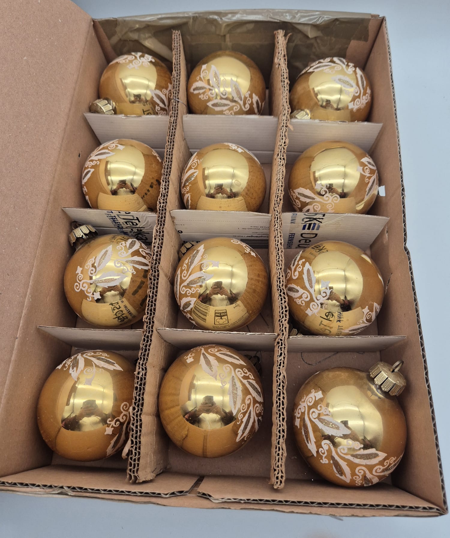 Goldfarbene Weihnachtskugeln aus Glas