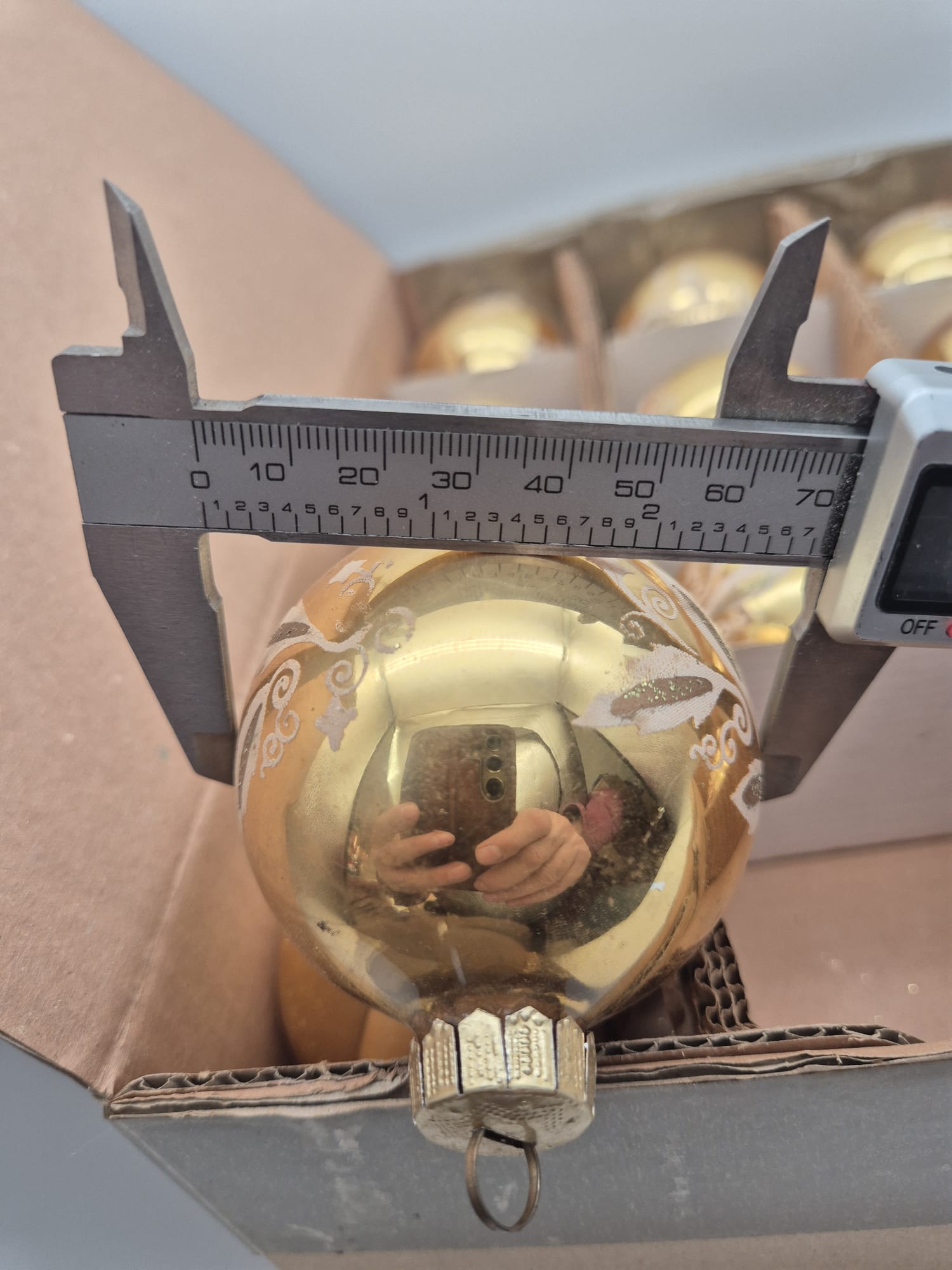 Goldfarbene Weihnachtskugeln aus Glas