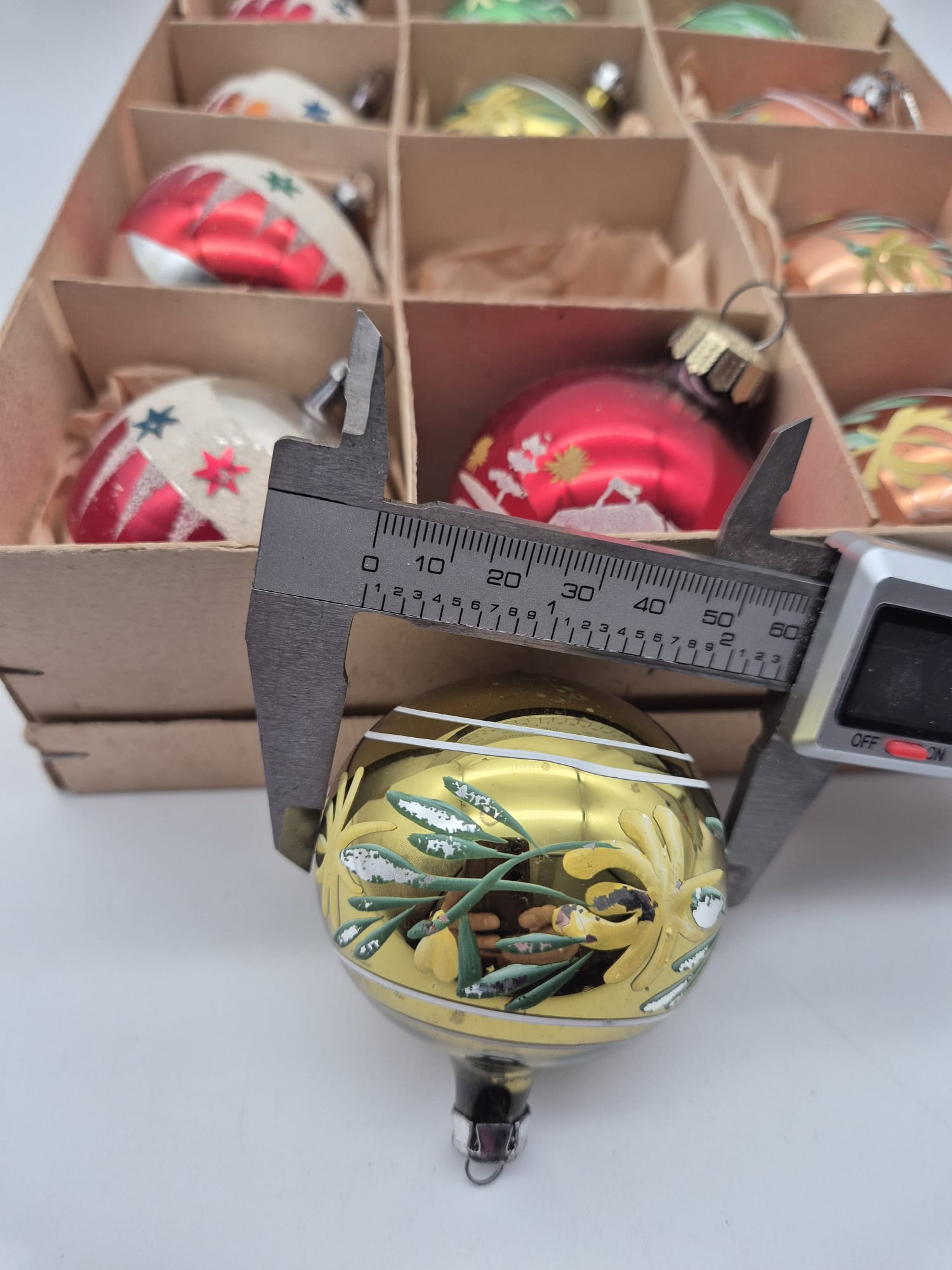 Bunte alte Weihnachtskugeln mit Verschiedenen Motiven aus Glas