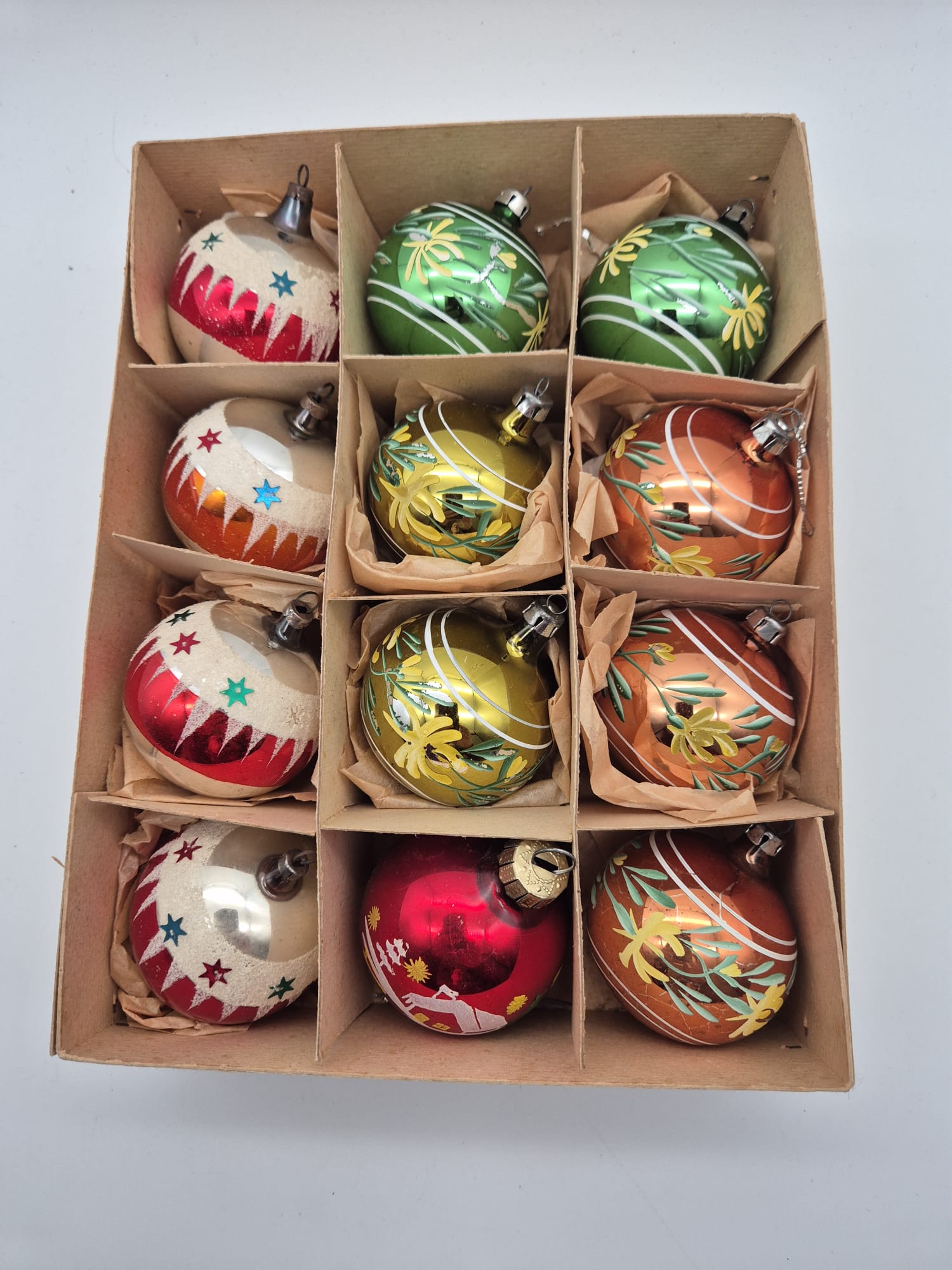 Bunte alte Weihnachtskugeln mit Verschiedenen Motiven aus Glas