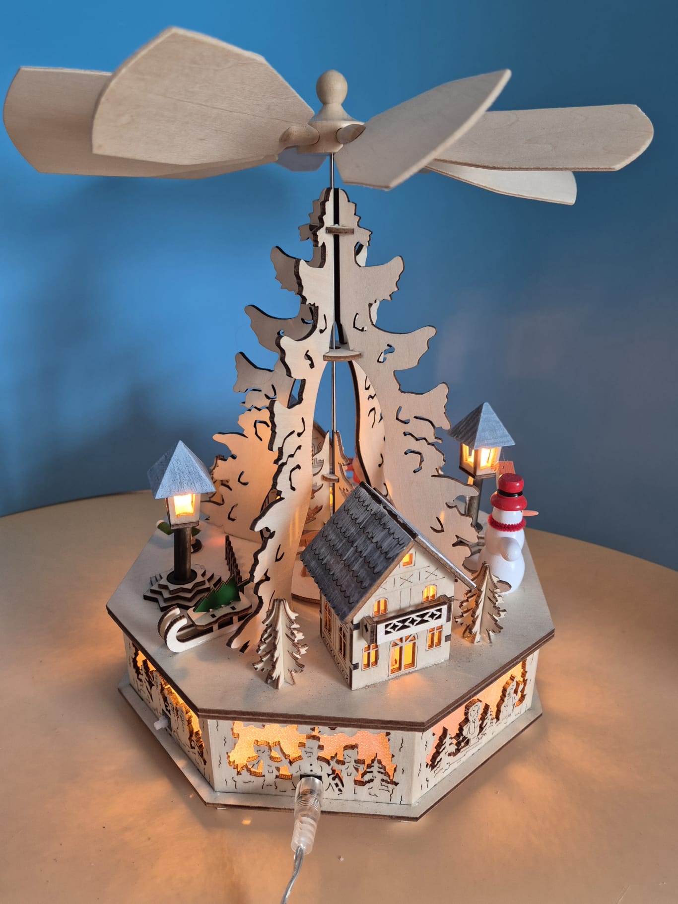 Holzpyramide mit Beleuchtung – Schulte Kunstgewerbe