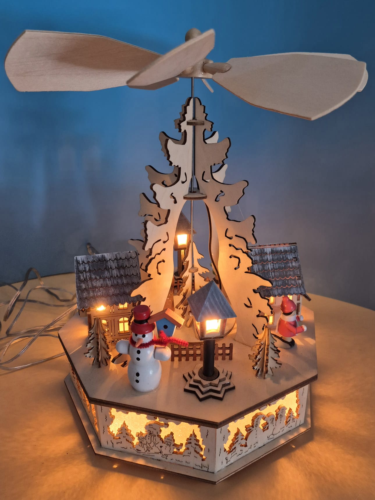 Holzpyramide mit Beleuchtung – Schulte Kunstgewerbe