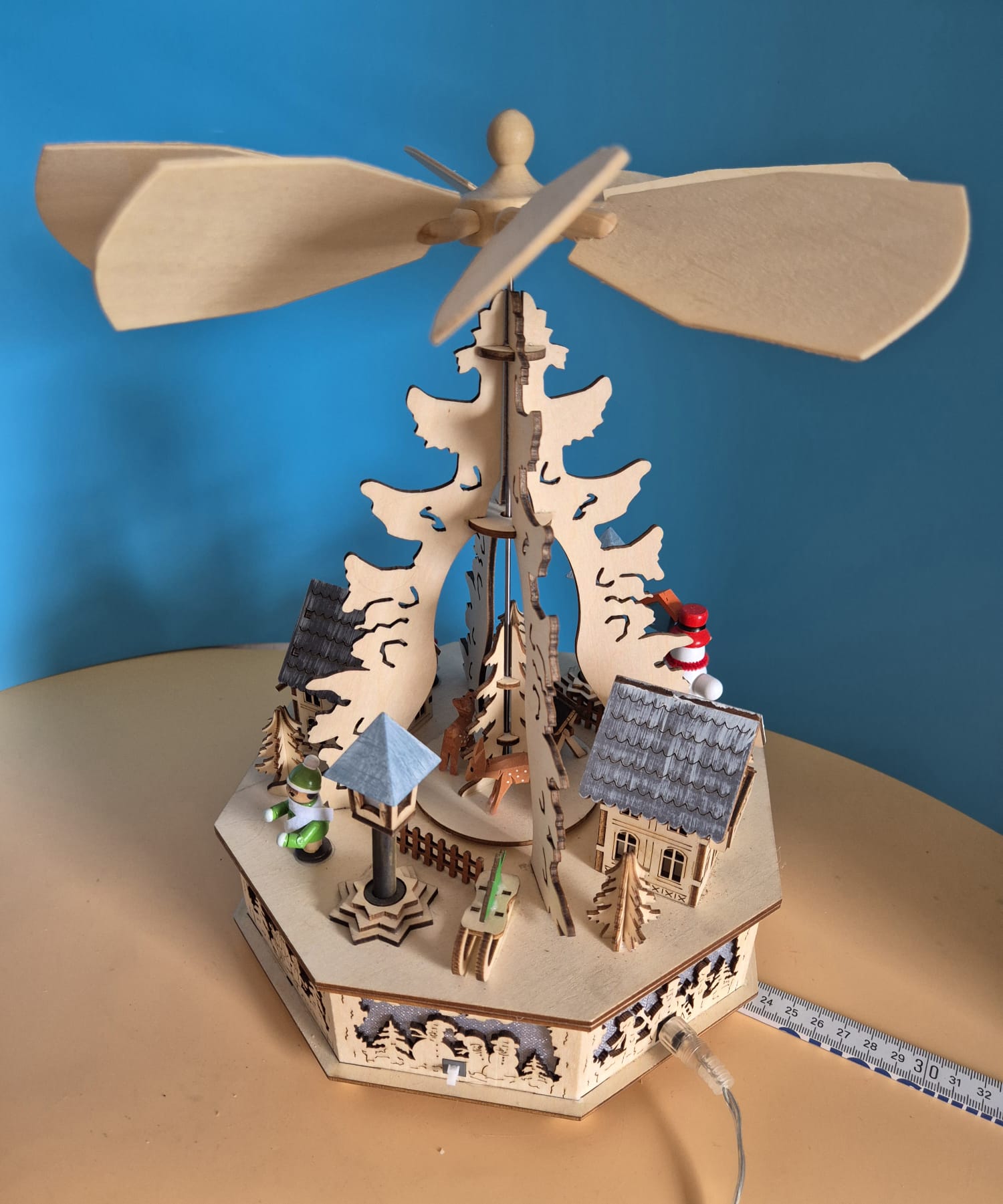 Holzpyramide mit Beleuchtung – Schulte Kunstgewerbe