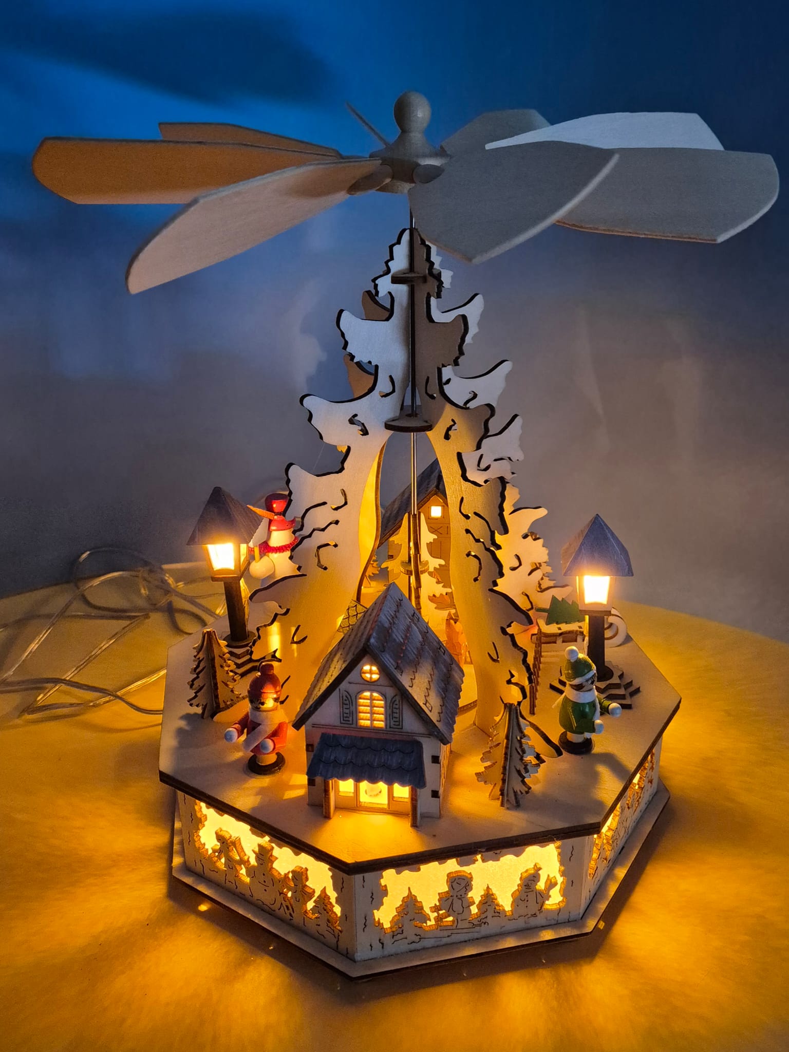 Holzpyramide mit Beleuchtung – Schulte Kunstgewerbe