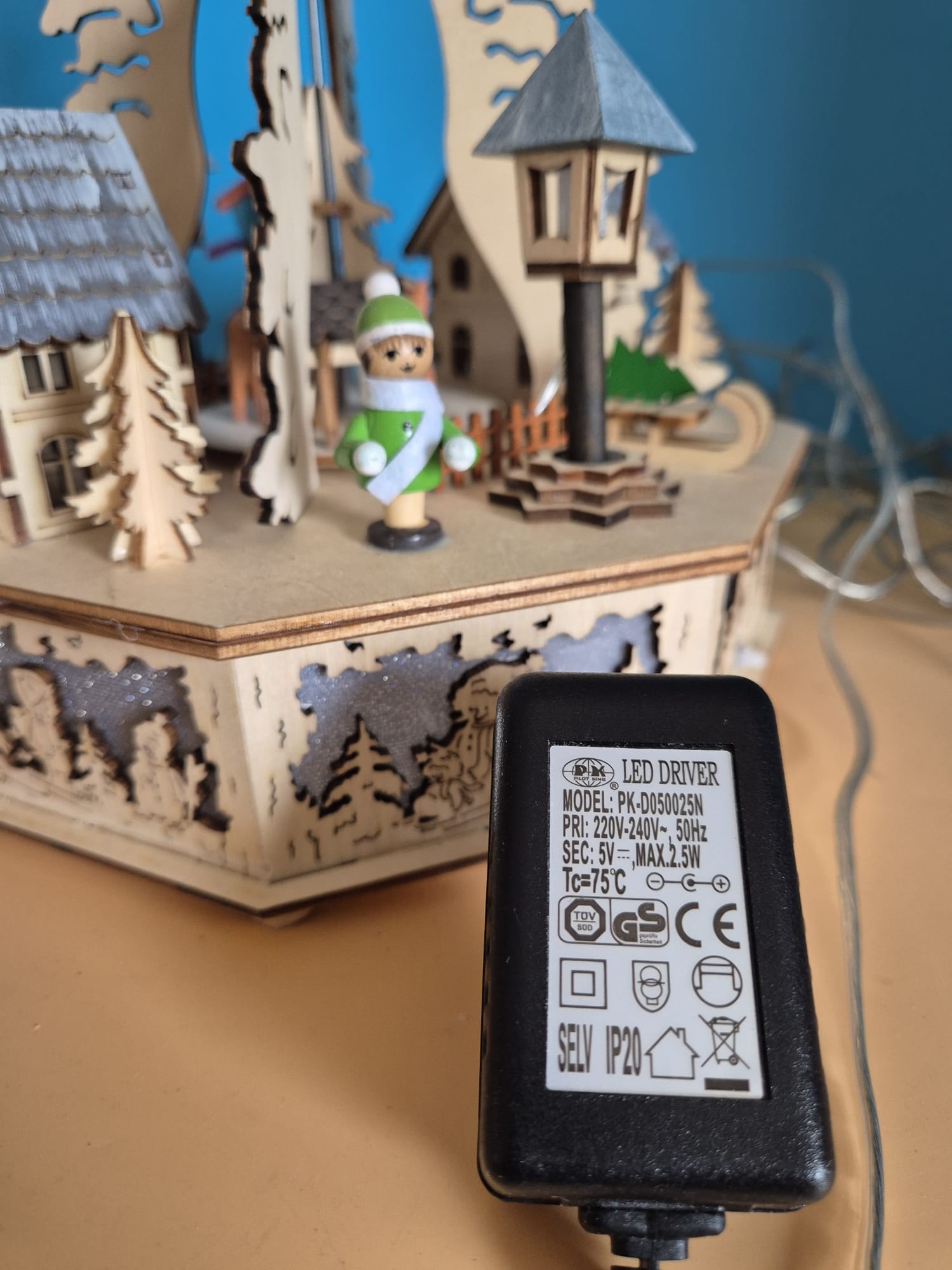 Holzpyramide mit Beleuchtung – Schulte Kunstgewerbe