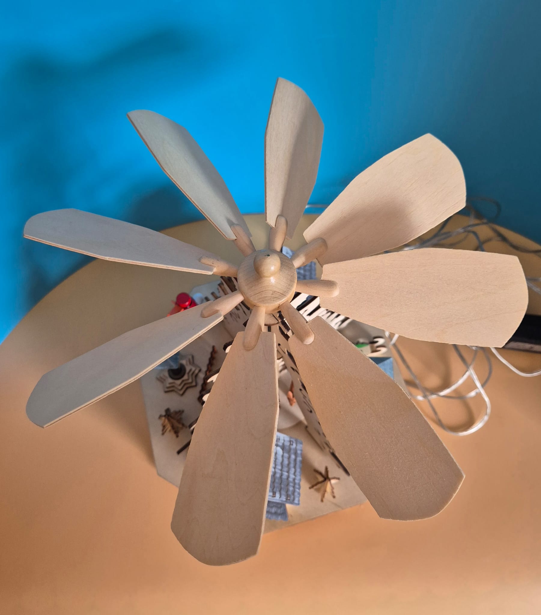 Holzpyramide mit Beleuchtung – Schulte Kunstgewerbe