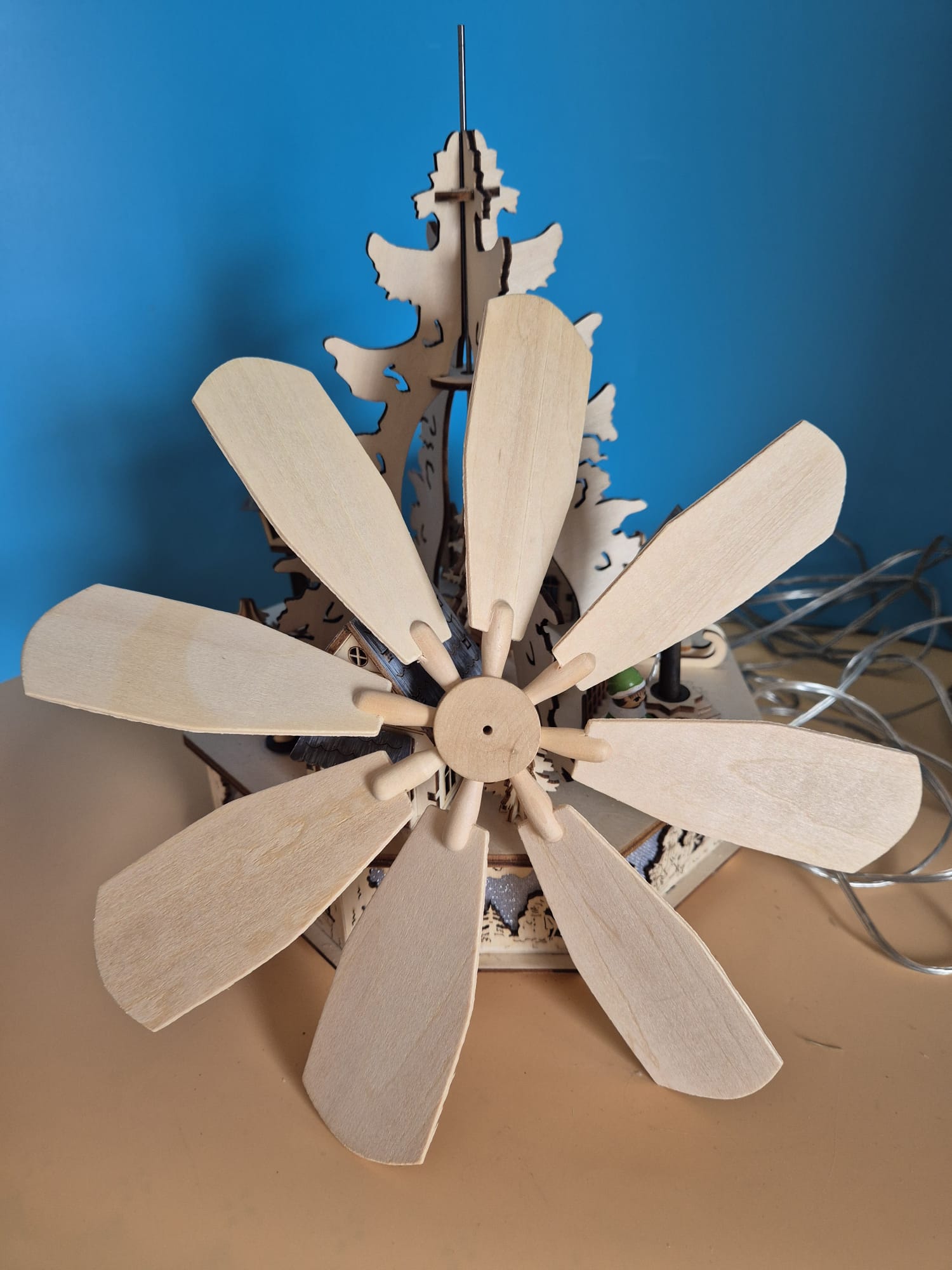 Holzpyramide mit Beleuchtung – Schulte Kunstgewerbe