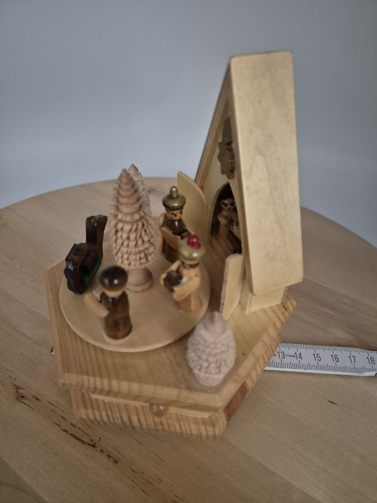 Alte Musikdose Krippenspiel