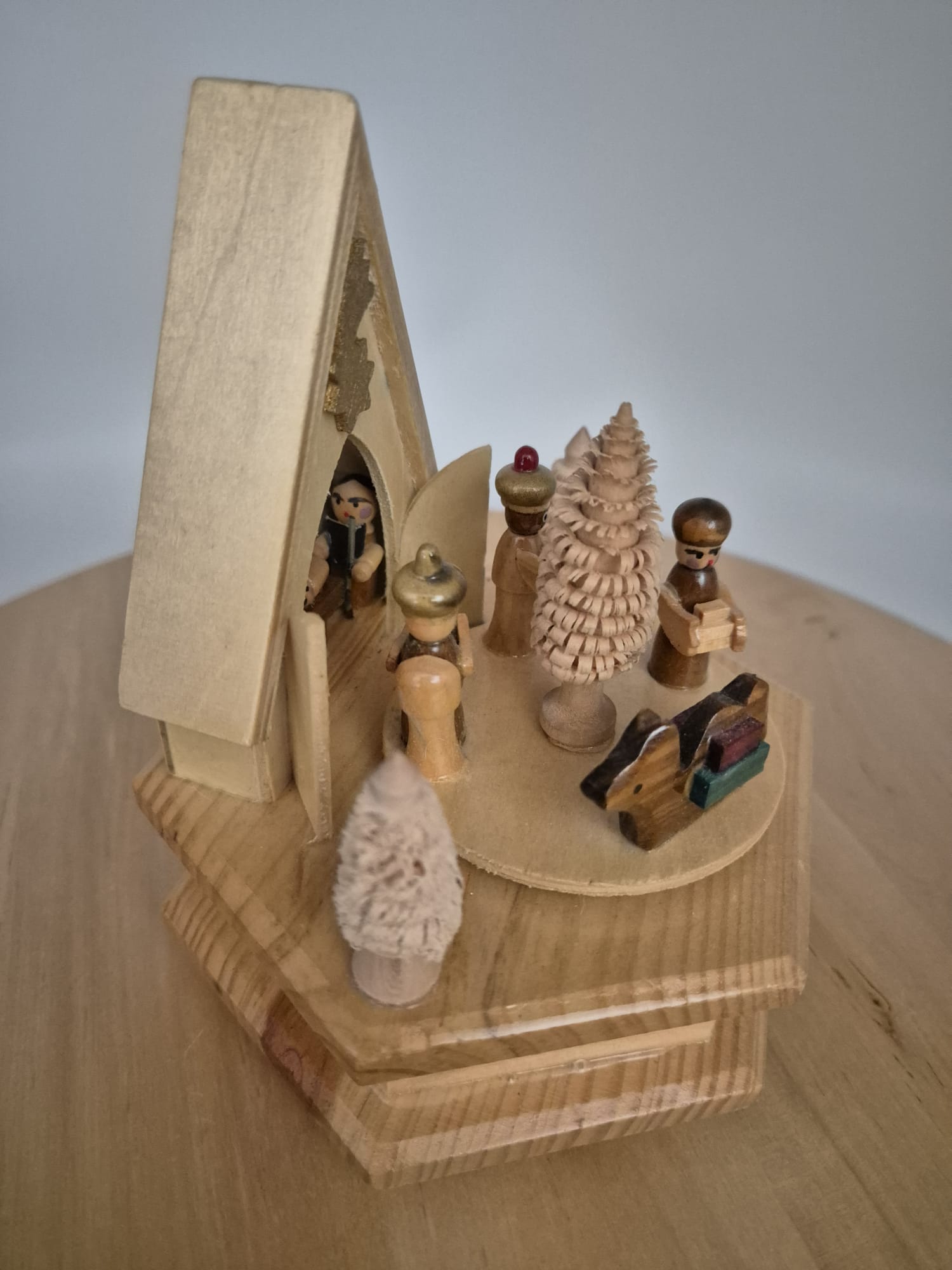Alte Musikdose Krippenspiel