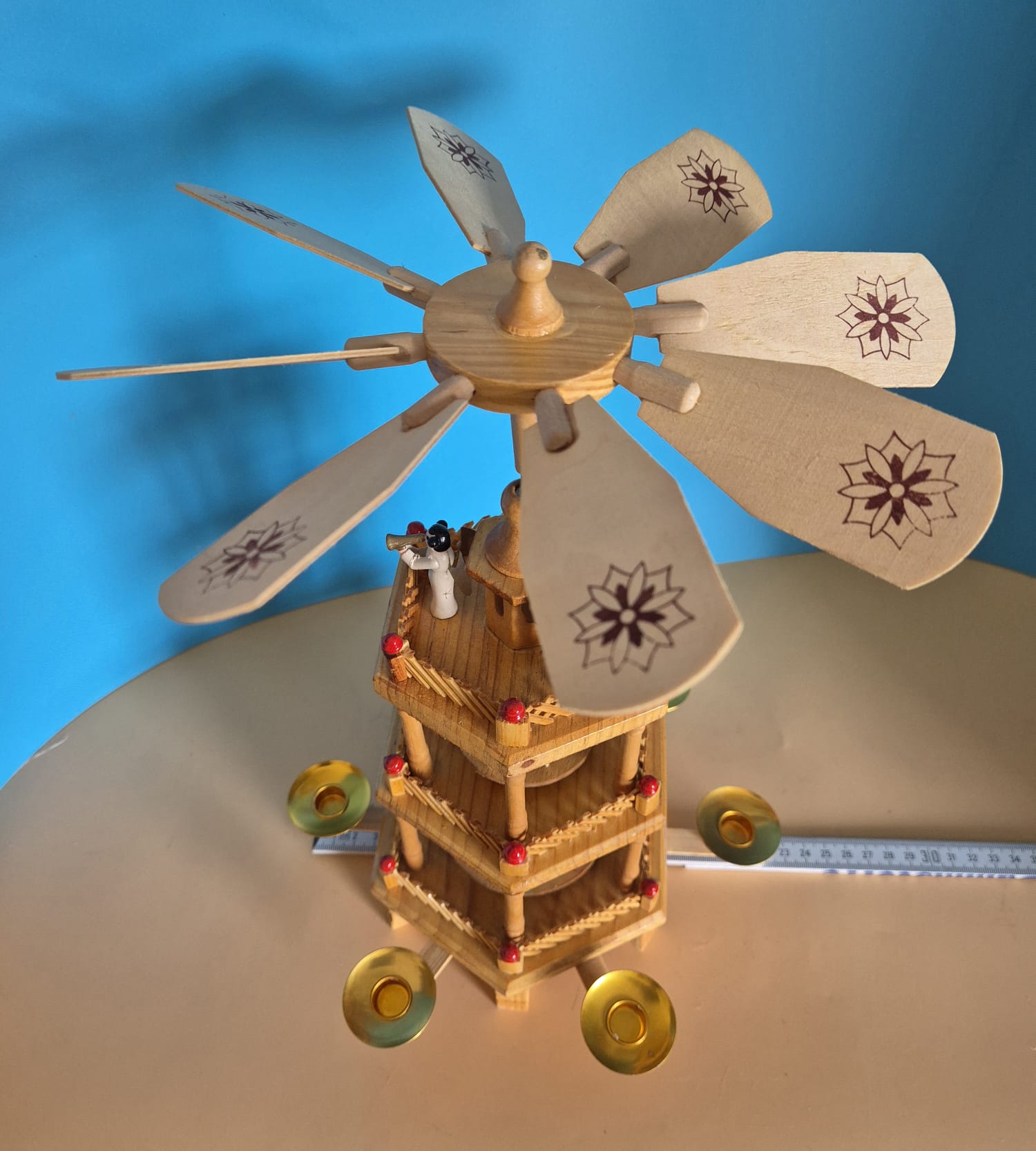 Dreistöckige Weihnachtspyramide aus Holz – mit Originalkarton