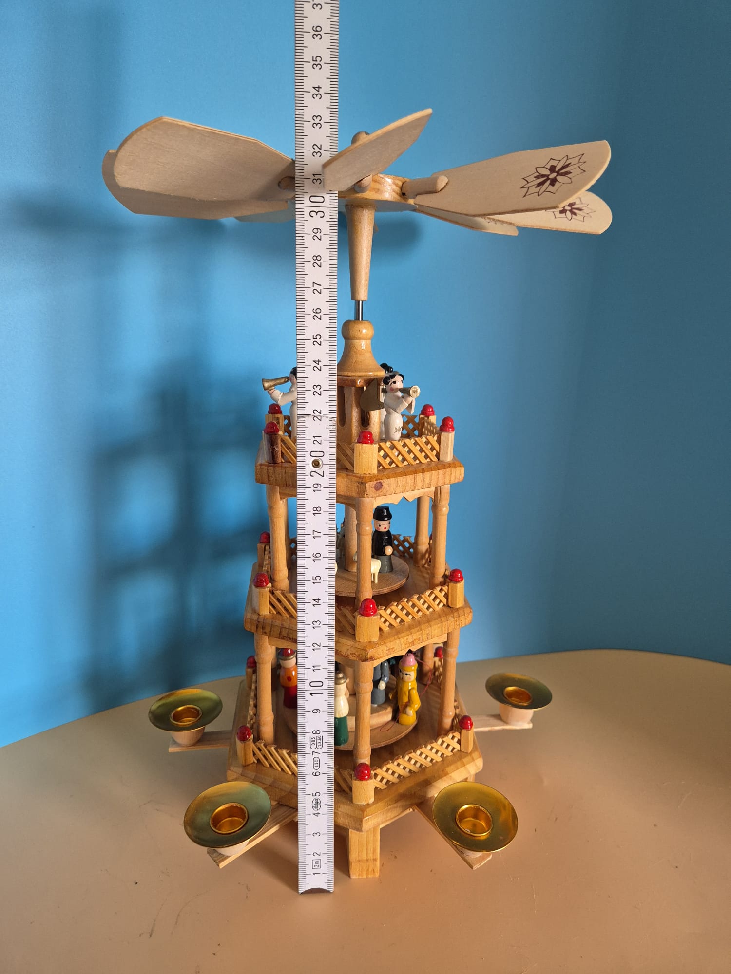 Dreistöckige Weihnachtspyramide aus Holz – mit Originalkarton