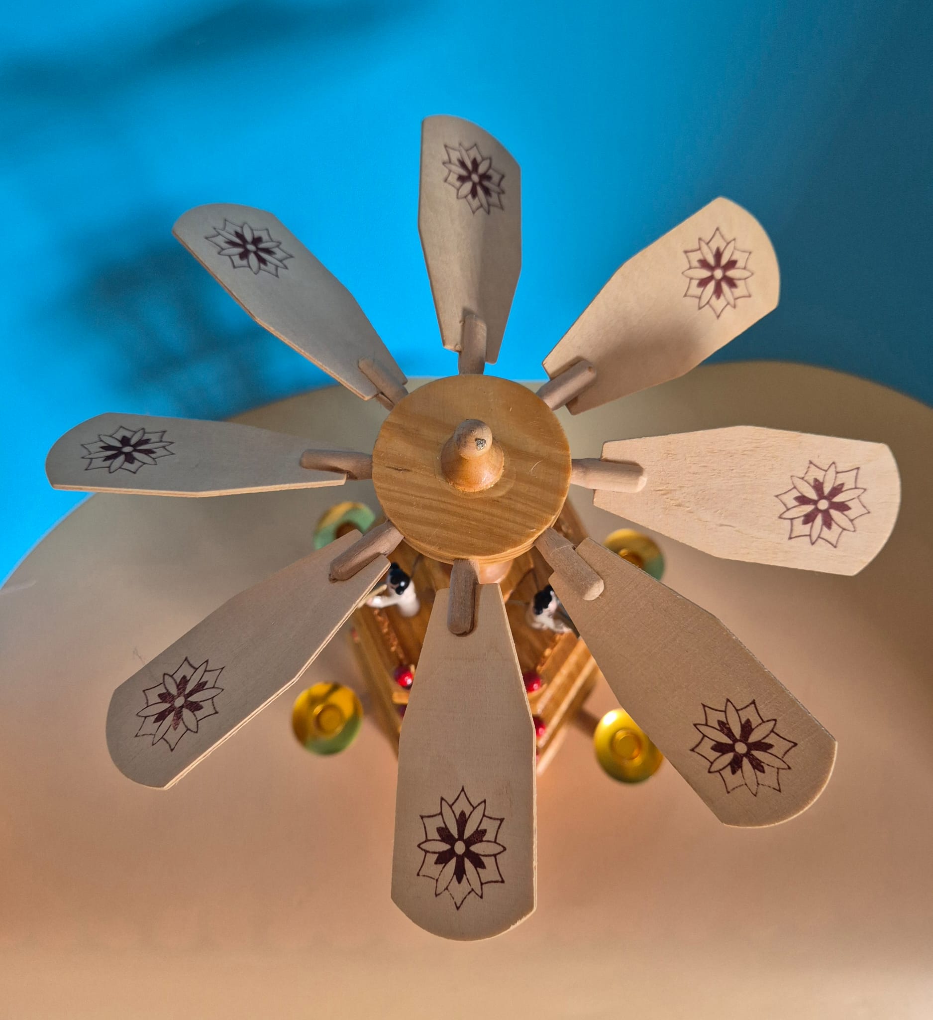 Dreistöckige Weihnachtspyramide aus Holz – mit Originalkarton