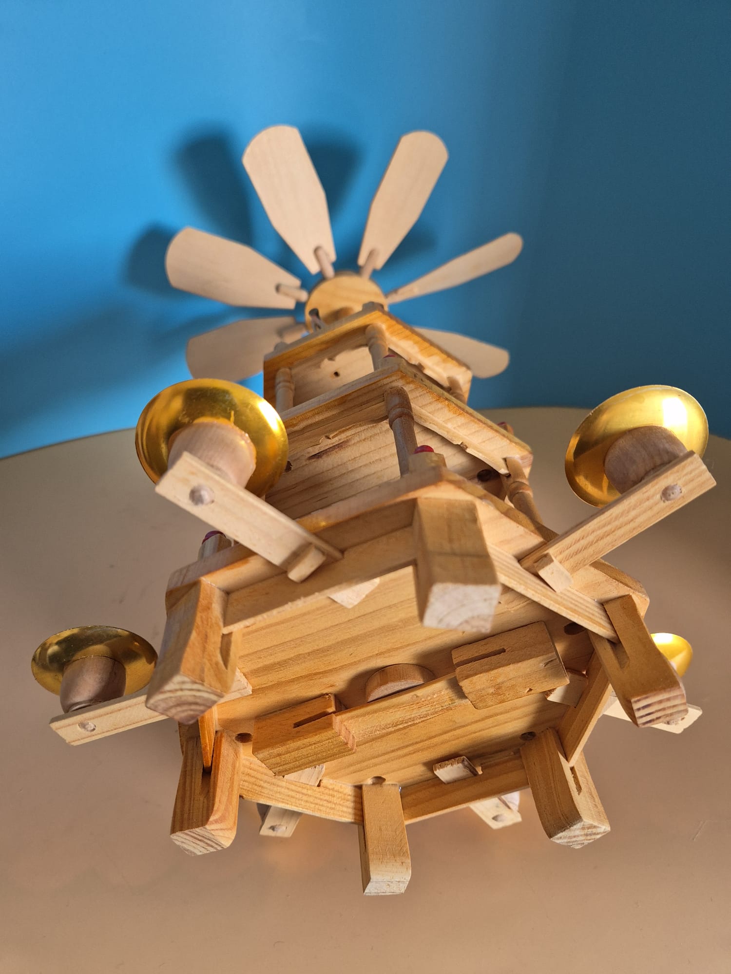 Dreistöckige Weihnachtspyramide aus Holz – mit Originalkarton