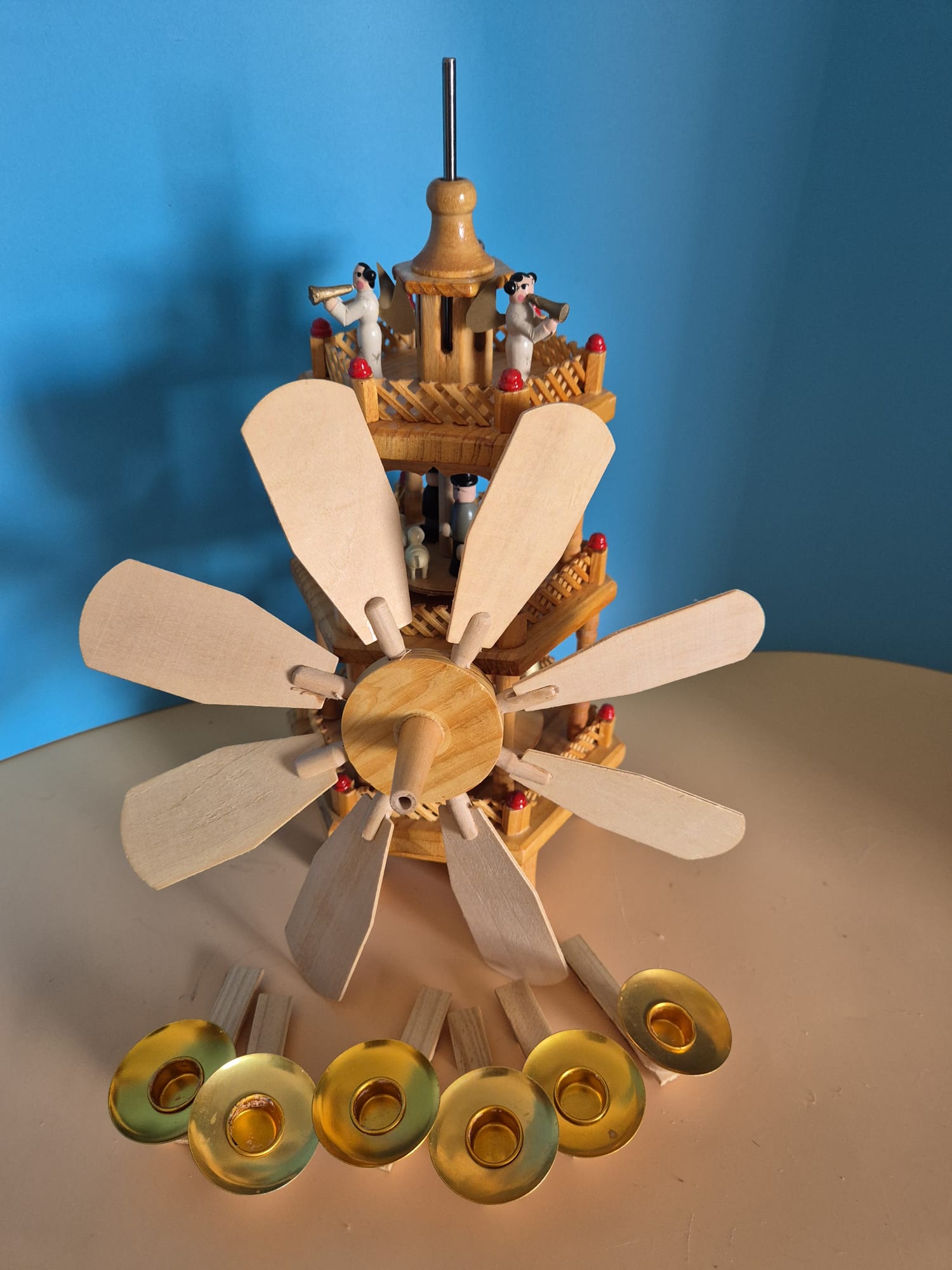 Dreistöckige Weihnachtspyramide aus Holz – mit Originalkarton