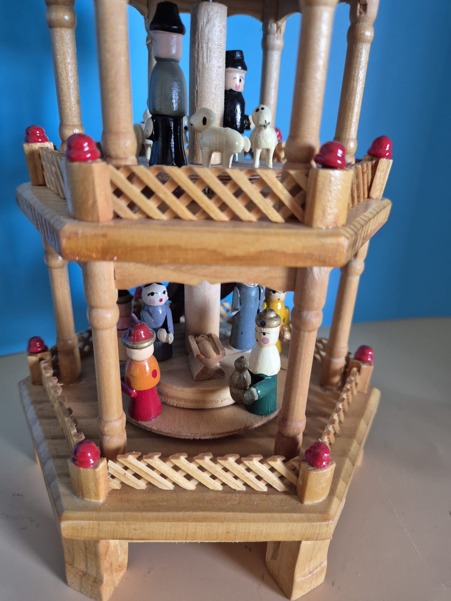 Dreistöckige Weihnachtspyramide aus Holz – mit Originalkarton