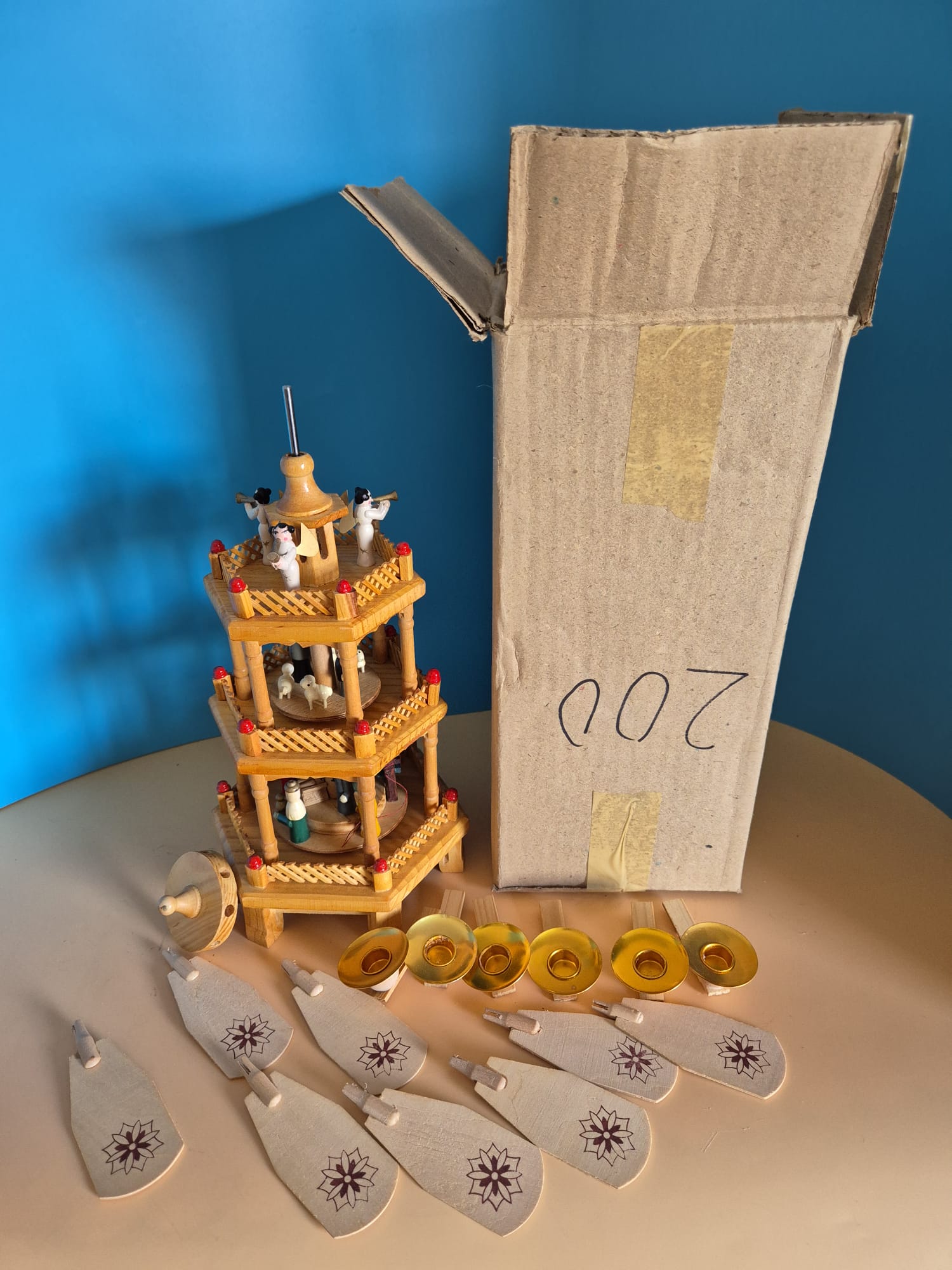 Dreistöckige Weihnachtspyramide aus Holz – mit Originalkarton