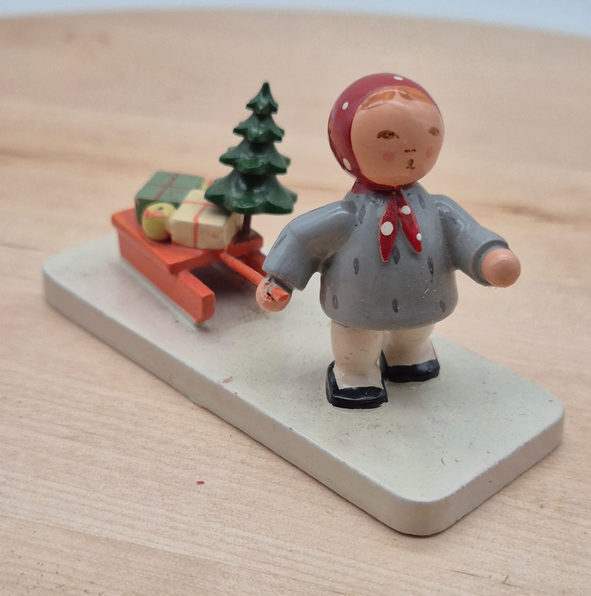 DDR Erzgebirge Holzfigur – Mädchen mit Schlitten