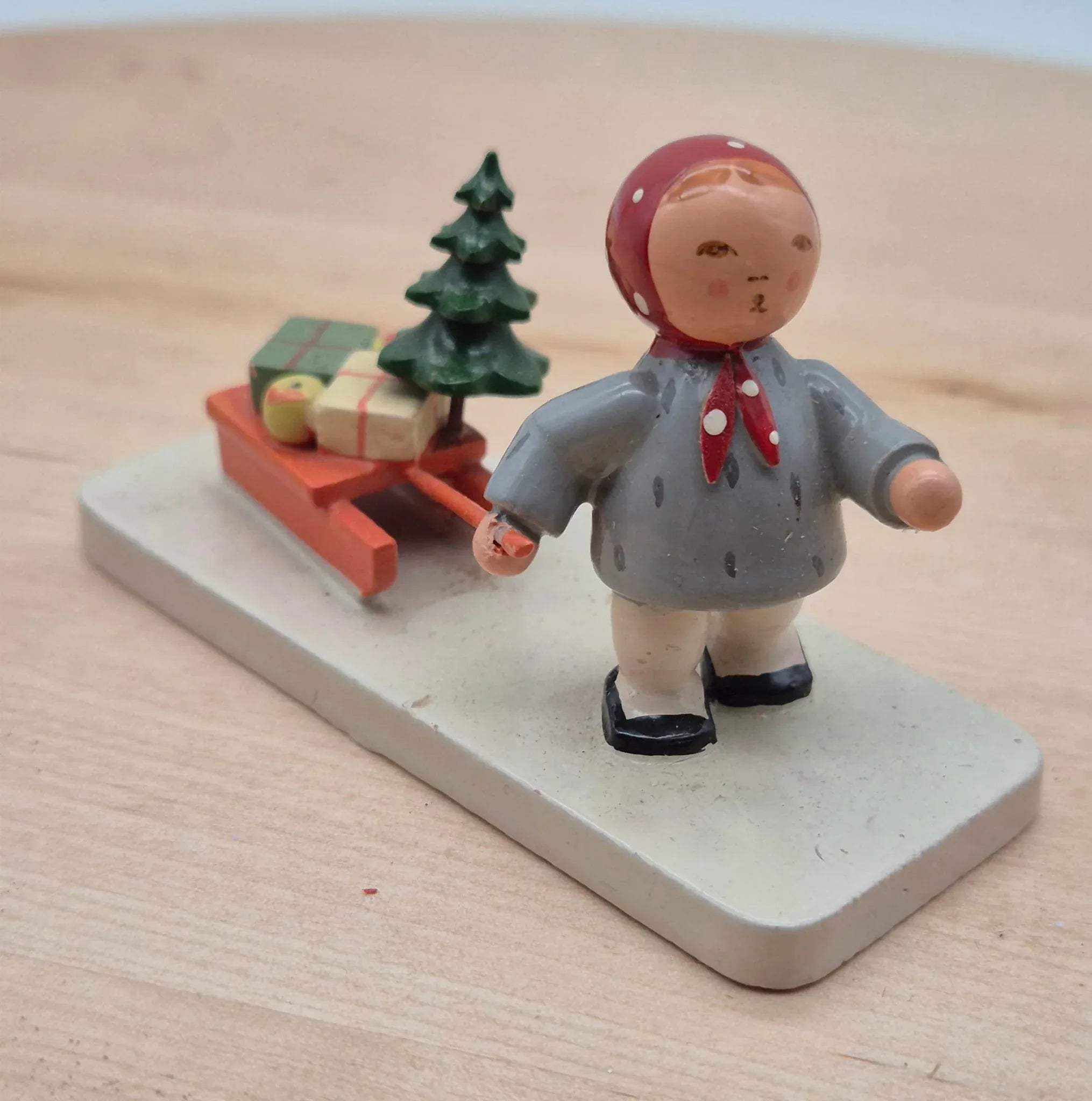 DDR Erzgebirge Holzfigur – Mädchen mit Schlitten