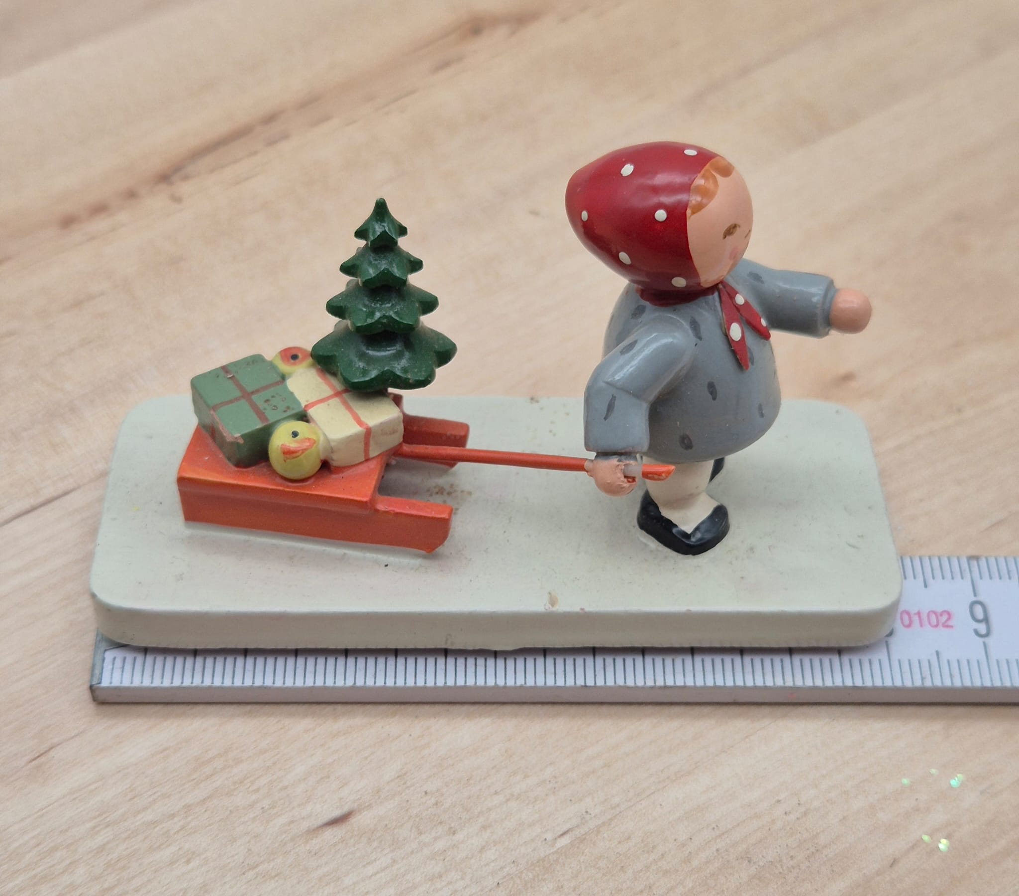 DDR Erzgebirge Holzfigur – Mädchen mit Schlitten