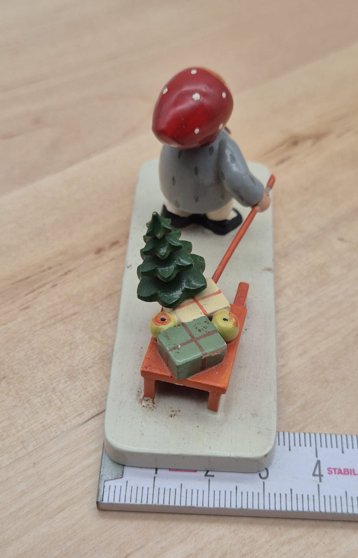 DDR Erzgebirge Holzfigur – Mädchen mit Schlitten