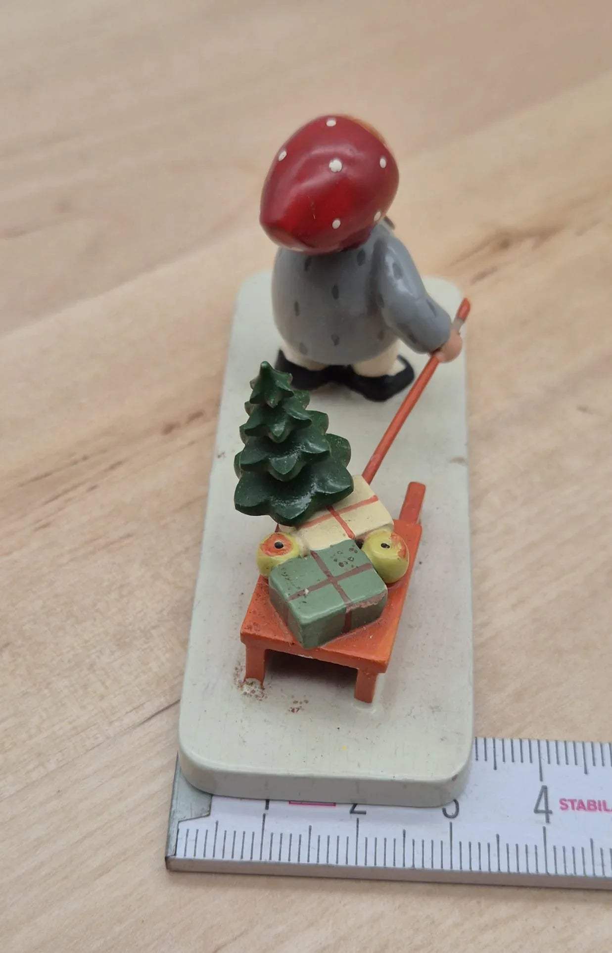DDR Erzgebirge Holzfigur – Mädchen mit Schlitten