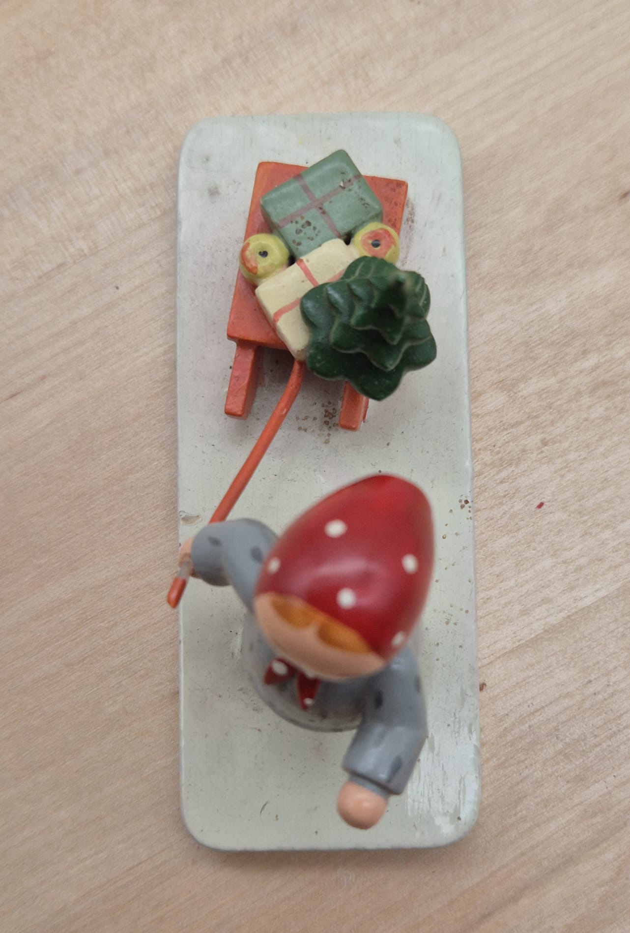 DDR Erzgebirge Holzfigur – Mädchen mit Schlitten